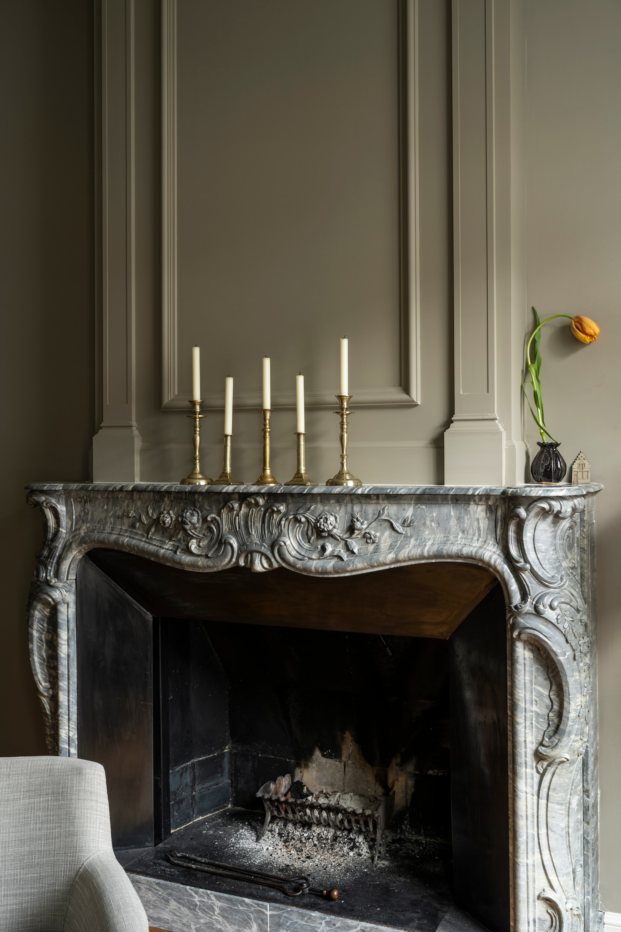 Vaasje Marquis & Dawe. Originele schouw, zelf moderner gemaakt. vtwonen Landelijk 04-2026 | styling Marianne Luning | fotografie Stan Koolen