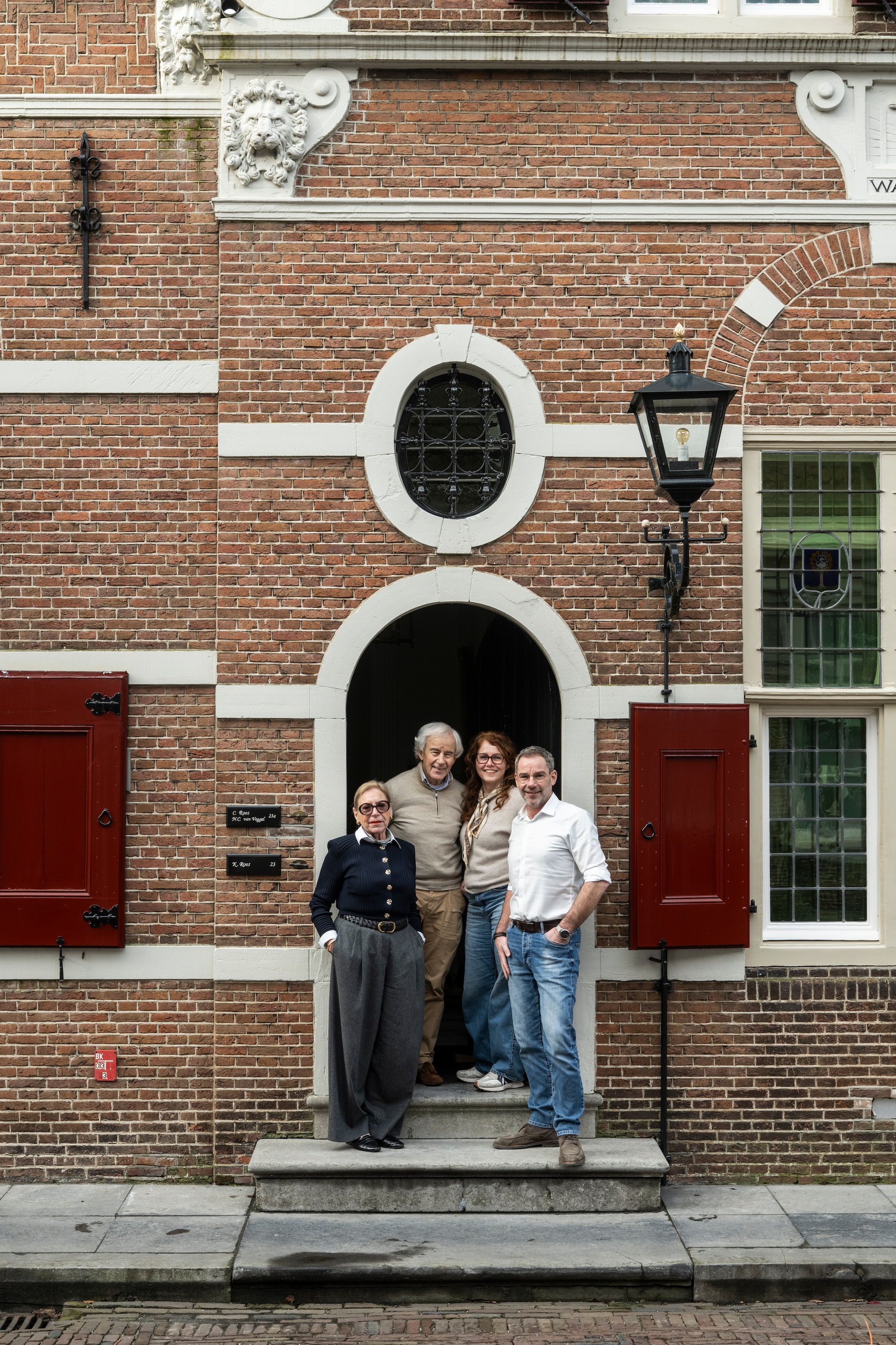 De familie Roos junior en senior in hun gedeelde voordeur. vtwonen Landelijk 04-2026 | styling Marianne Luning | fotografie Stan Koolen
