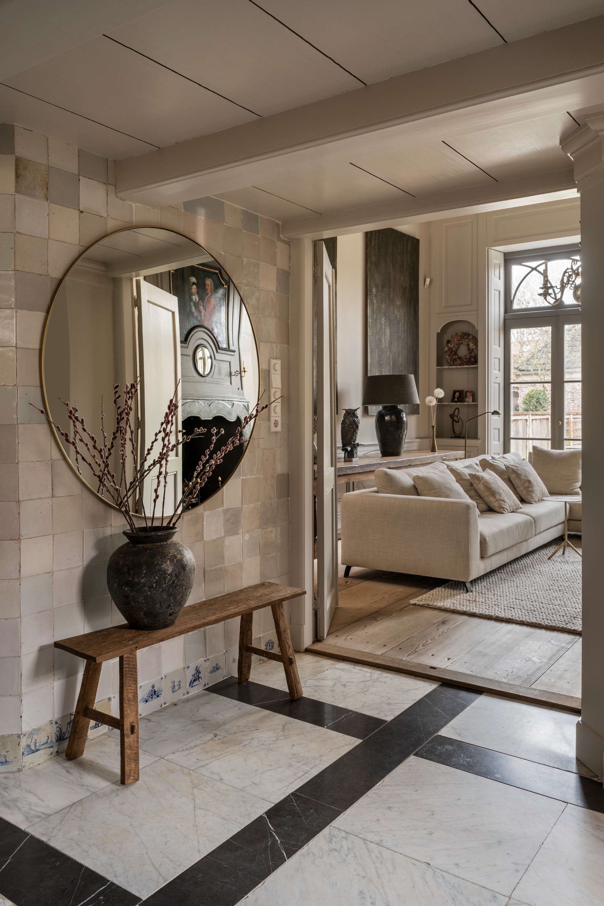 Houten bank Loods 5. Chinese oliekruik Het Kabinet. Spiegel Nijhof. vtwonen Landelijk 04-2026 | styling Marianne Luning | fotografie Stan Koolen