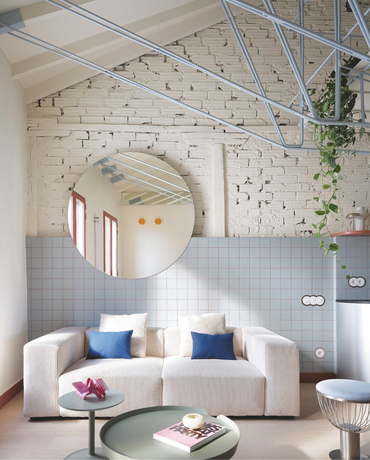 Bank Sklum. Blauwe kussens Zara Home. Kruk Emma van Momocca. Salontafel Around en bijzettafel Soft Side van Muuto. Alles via Espacio Betty. Sculpturen Iria Martínez. vtwonen 01-2026 | fotografie Germán Sáiz