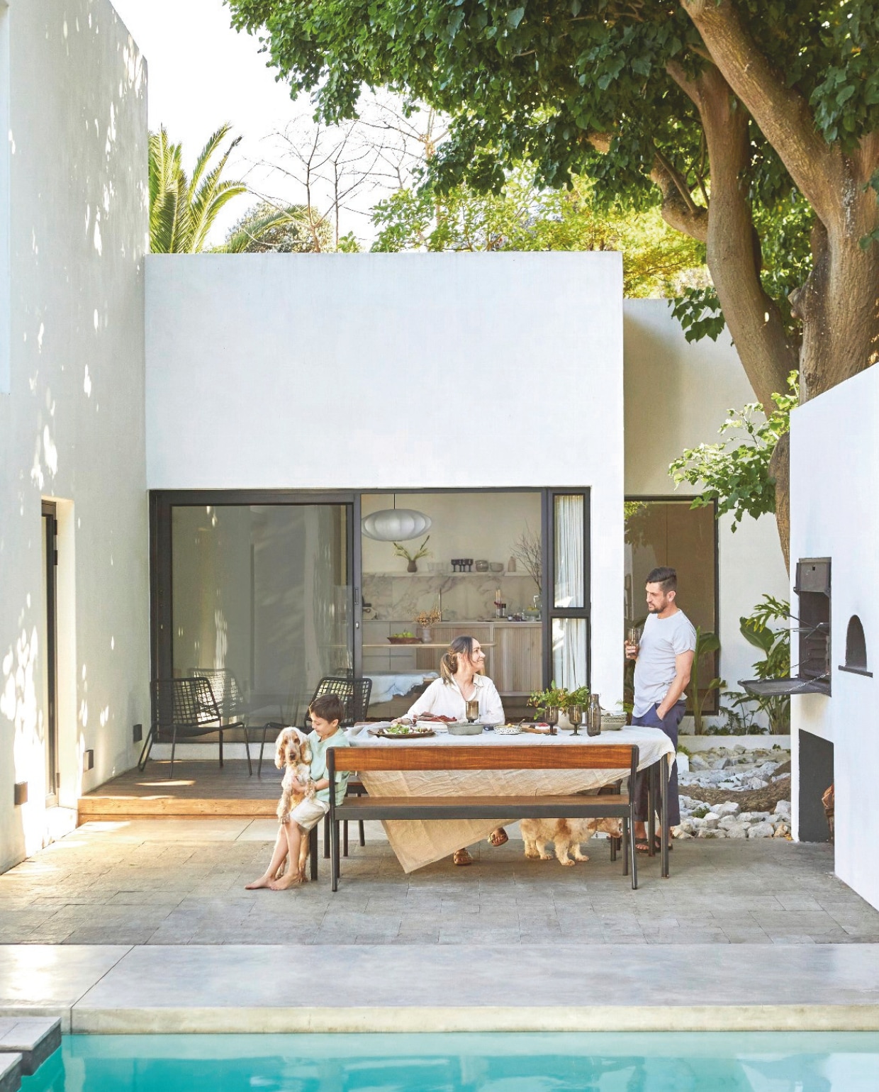 Buitentafel en -banken Pedersen + Lennard. vtwonen 02-2026 | styling Sven Alberding | fotografie Greg Cox