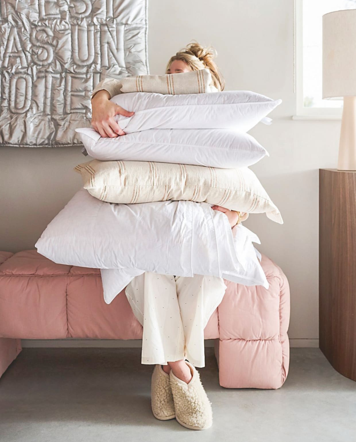 vtwonen dekbed Dixxius Green Royal, gerecycled dons, vanaf € 190,-, vtwonen hoofdkussen The sustainable one, gerecycled dons, vanaf € 79,95.M.m.v. hkliving.com (bankje Puffy blush, wall art Ceci n’est pas un hôtel, lampenkap naturel linnen), loods5.nl (lampvoet matt nude), zarahome.com (gestreepte kussensloop, gestreept dekbedovertrek, pyjama), alweroshop.nl (sloffen). vtwonen 02-2026 | styling Kim van Rossenberg | fotografie Sjoerd Eickmans