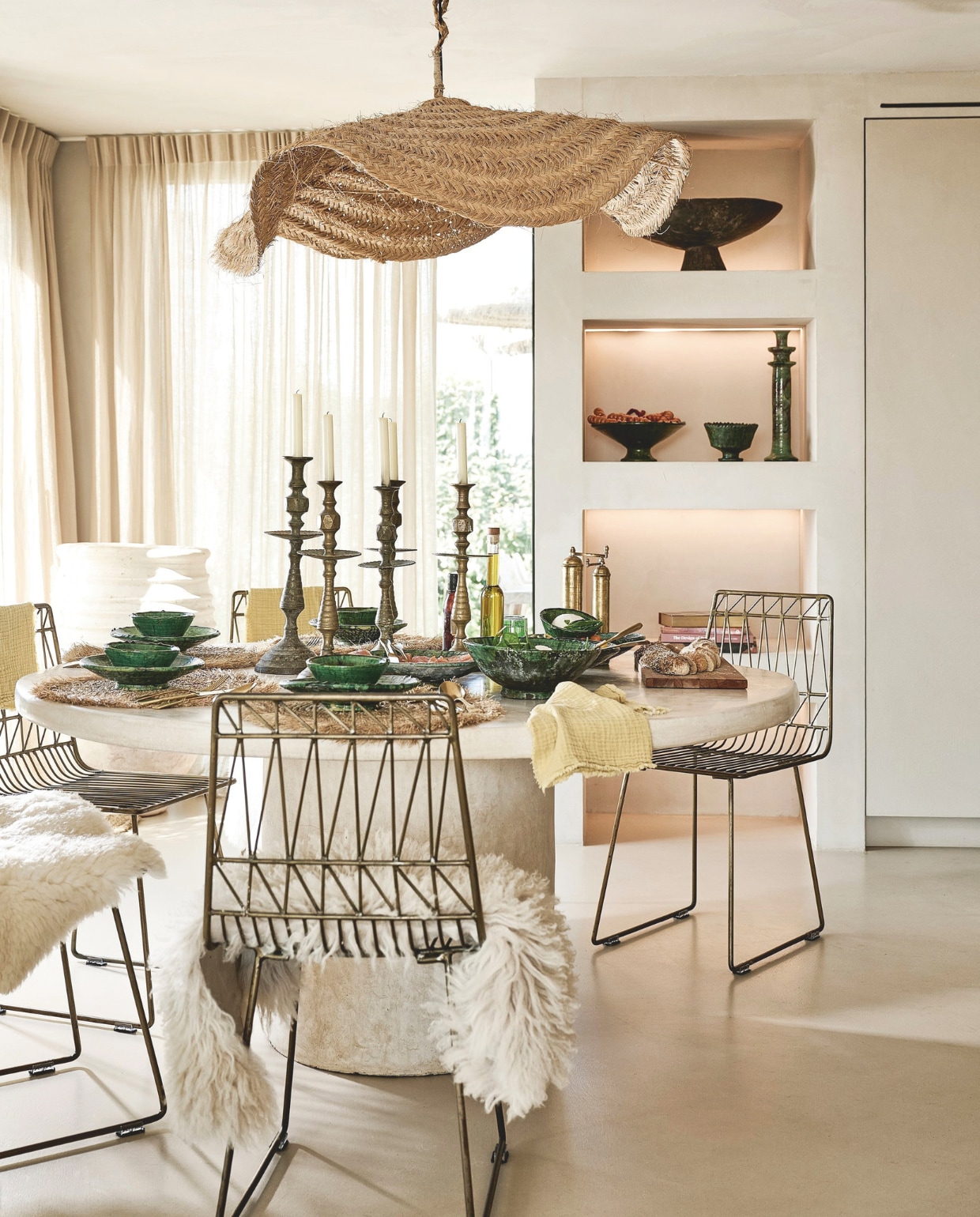Gordijnen Roseleur. Eetkamerstoelen vintagemarkt Parijs. Lamp Ibiza Code. Servies, eettafel, kandelaars, schapenvachten private shopping via Liefde voor Marokko. Op de muren L’ Authentique kalkverf kleur 230 Zand. Vloer steencement.