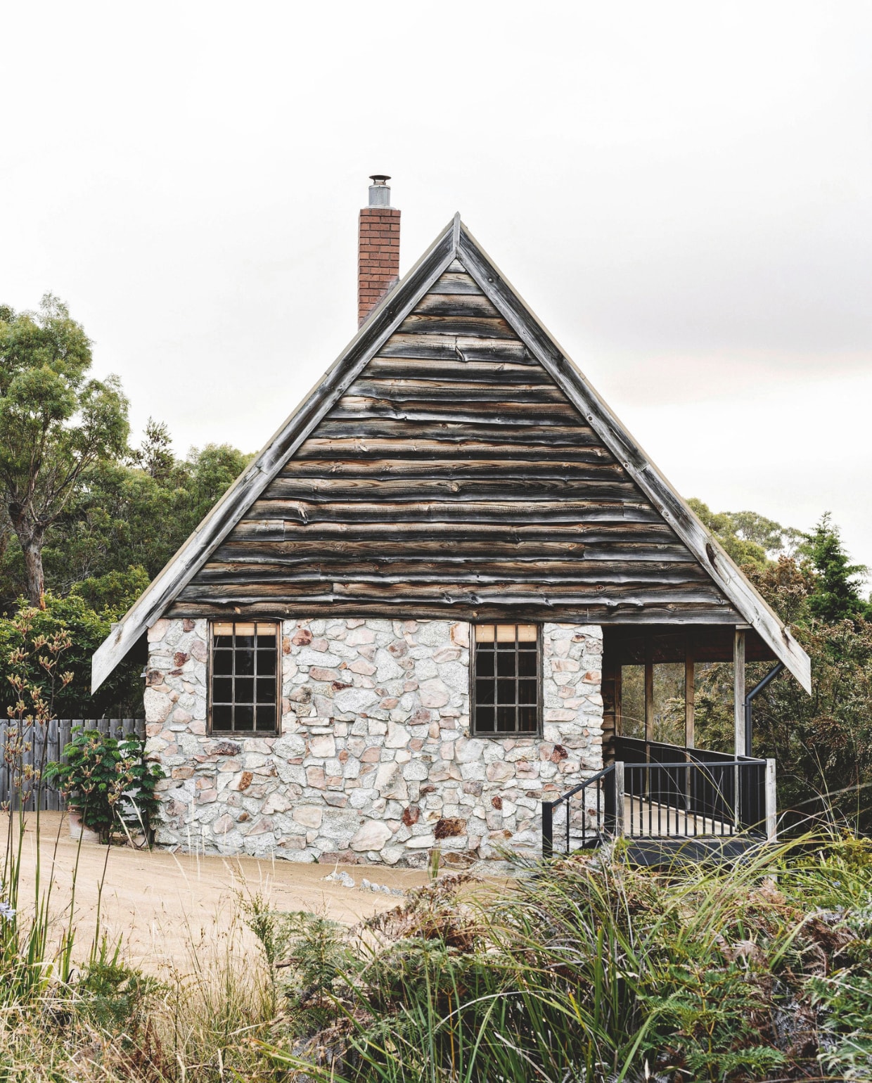 De cabin staat op vijf minuten lopen van het strand. vtwonen Landelijk 01-2026 | styling Belle Hemming | fotografie Marnie Hawson