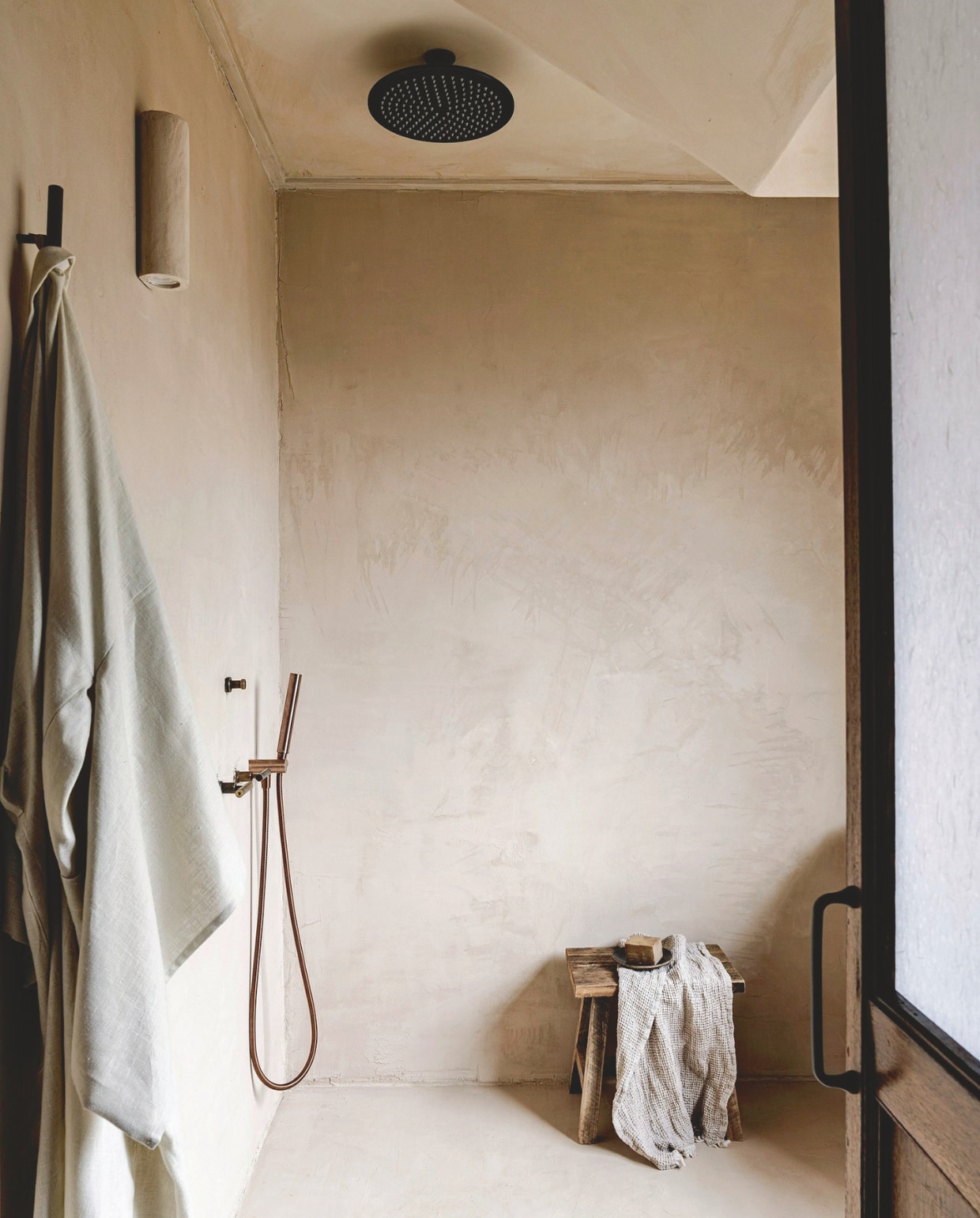 Hier is geen douchestang geïnstalleerd om de zichtlijnen vrij te houden. Soorgelijk: Inbouwregendouche Nero via Sanitairkamer, handdouche Blaufoss Round in brushed rosegold, handdoek Yumeko, badjas H&m, handdoekhaak Essence Cube van Grohe. vtwonen Landelijk 01-2026 | styling Belle Hemming | fotografie Marnie Hawson