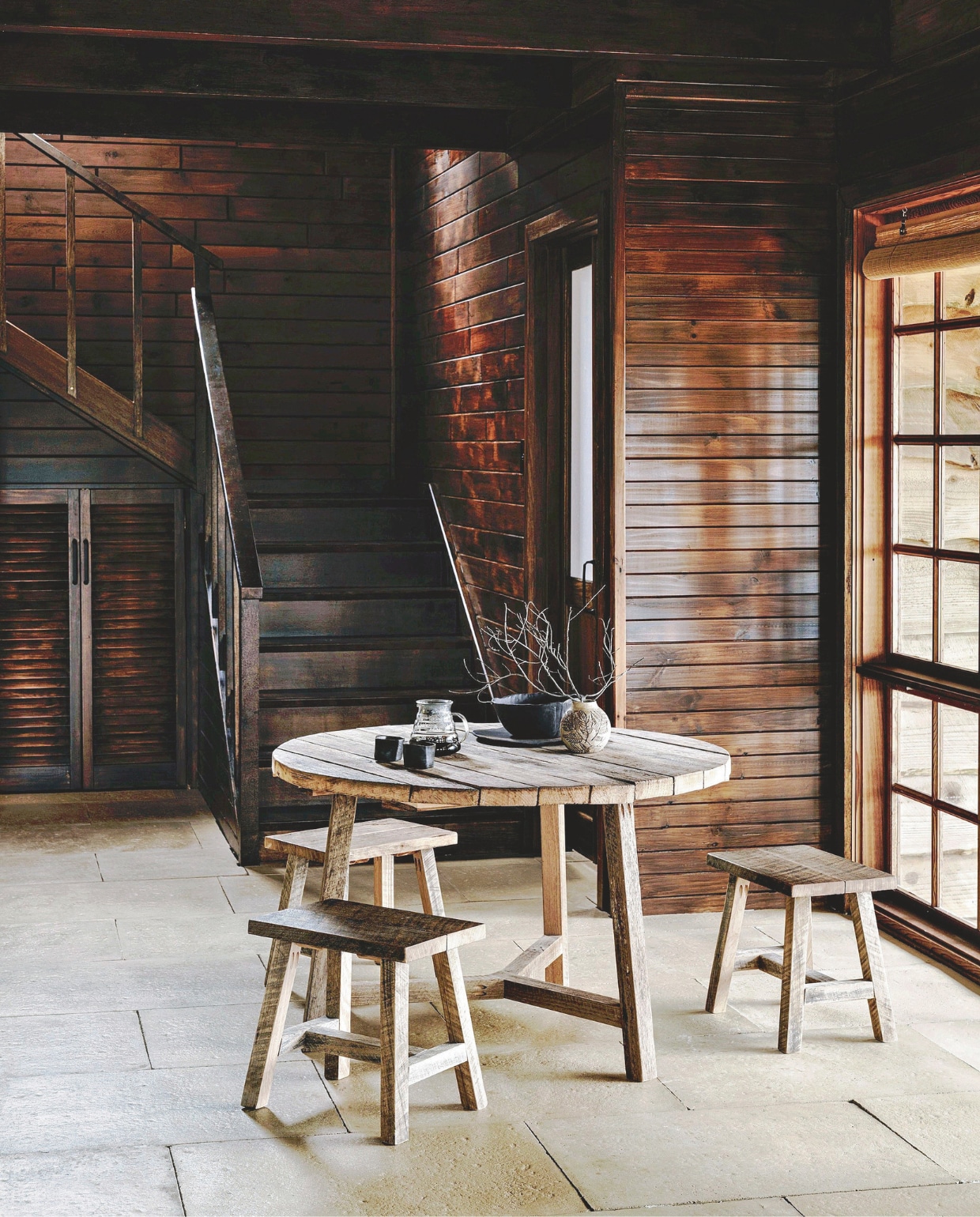 De eettafel en krukken werden ontworpen door Jessica en zijn gemaakt door een ambachtsman van lokaal, resteikenhout. Soortgelijk: tafel Ayra via 4 Seizoenen Tuinmeubelen, krukken Rene Houtman. vtwonen Landelijk 01-2026 | styling Belle Hemming | fotografie Marnie Hawson