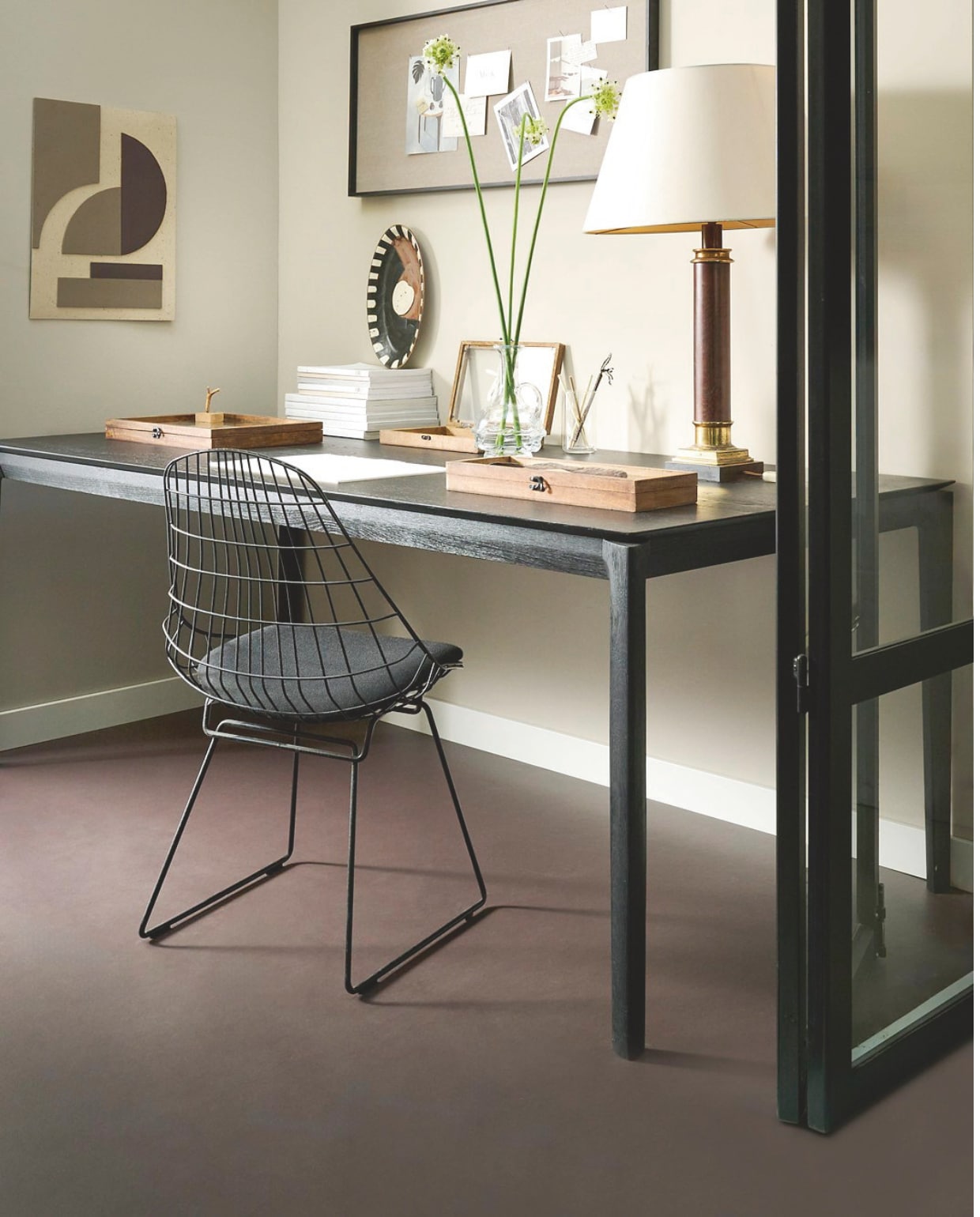 vtwonen Marmoleum Basic, roots, 200 cm breed, per m² € 53,80.M.m.v. zarahome.com (bord), kringloopwinkel (lamp), vtwonen.nl (fotodozen hout en glas van vtwonen), fermliving.com (pinboard). Overig privébezit.