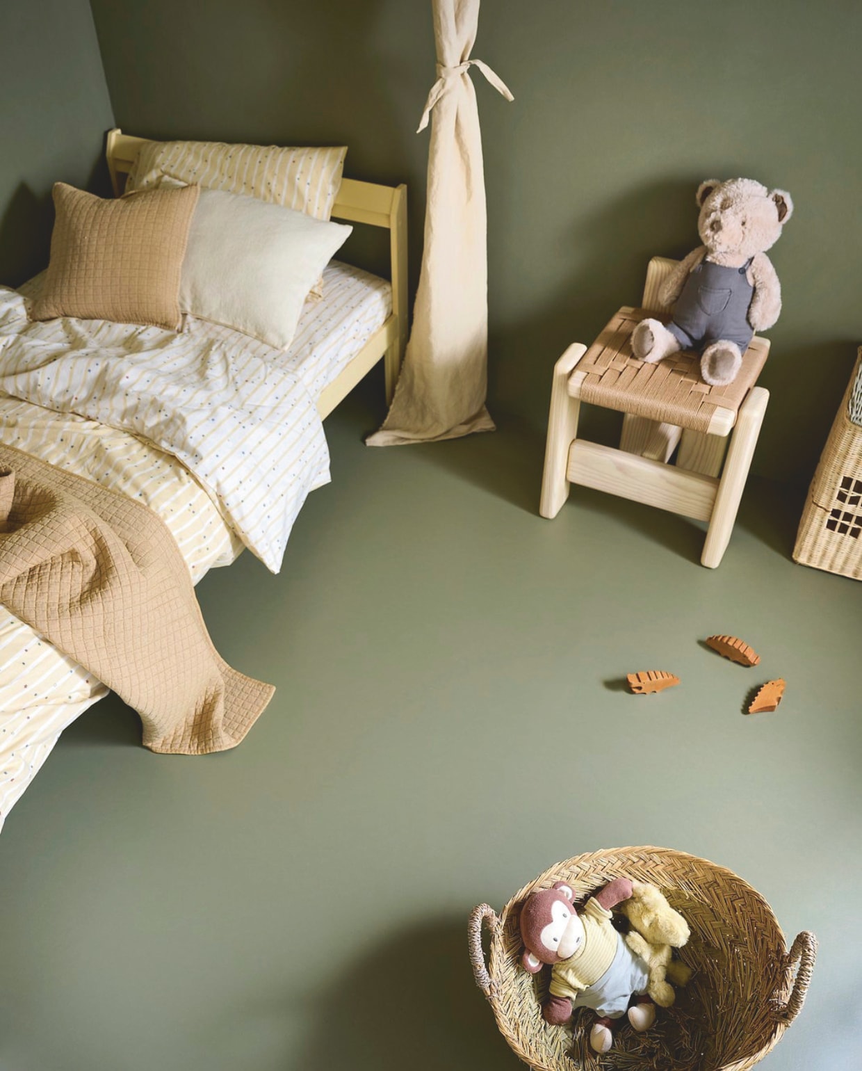 vtwonen Marmoleum Basic, nickel, 200 cm breed, per m² € 53,80.M.m.v. bemelmansdesign.com (stoel), zarahome.com (knuffel, beddengoed, mand), ikea.com (kinderbed). Overig privébezit. vtwonen 02-2026 | styling Kim van Rossenberg | fotografie Sjoerd Eickmans