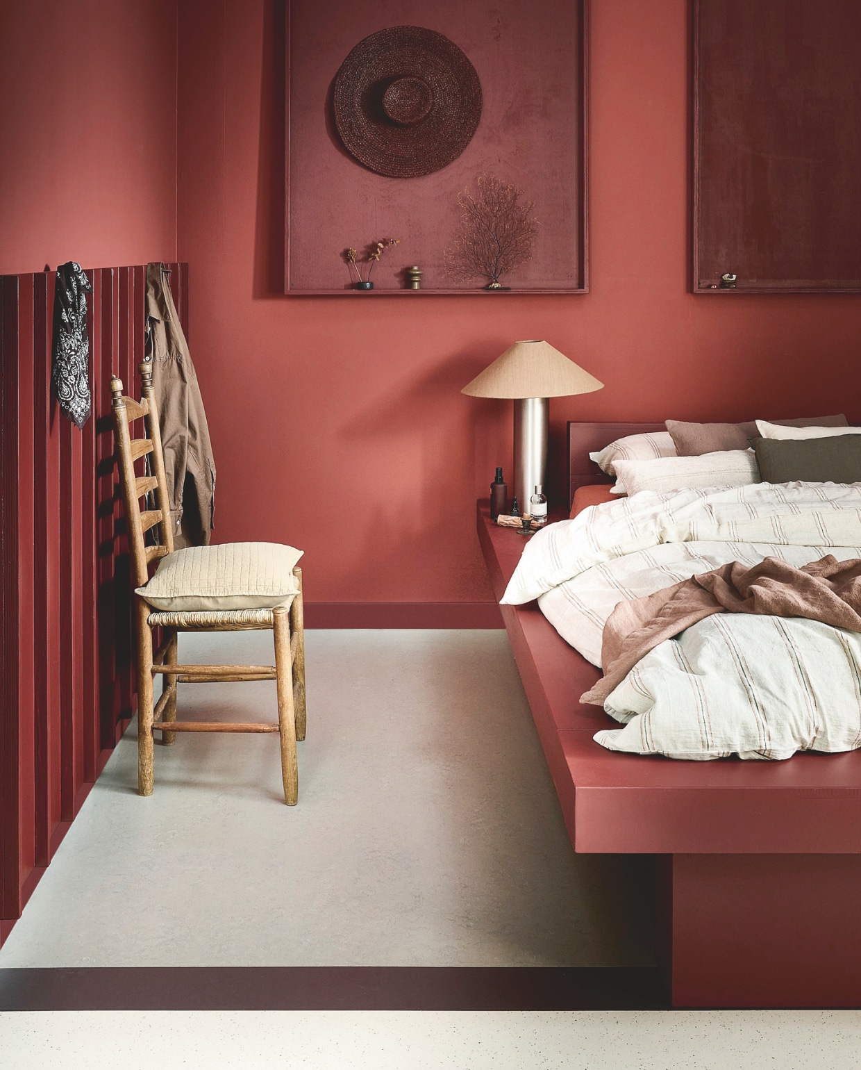 vtwonen Marmoleum Marble, mirre, 200 cm breed, per m² € 53,80.M.m.v. zarahome.com (tafellamp, beddengoed, plaid, sierkussens, gevlochten hoed, vaasjes), com-anders.nl (lambrisering, bed, houten stoel), demuseumwinkel.com (zeewaaier). Overig privébezit. vtwonen 02-2026 | styling Kim van Rossenberg | fotografie Sjoerd Eickmans