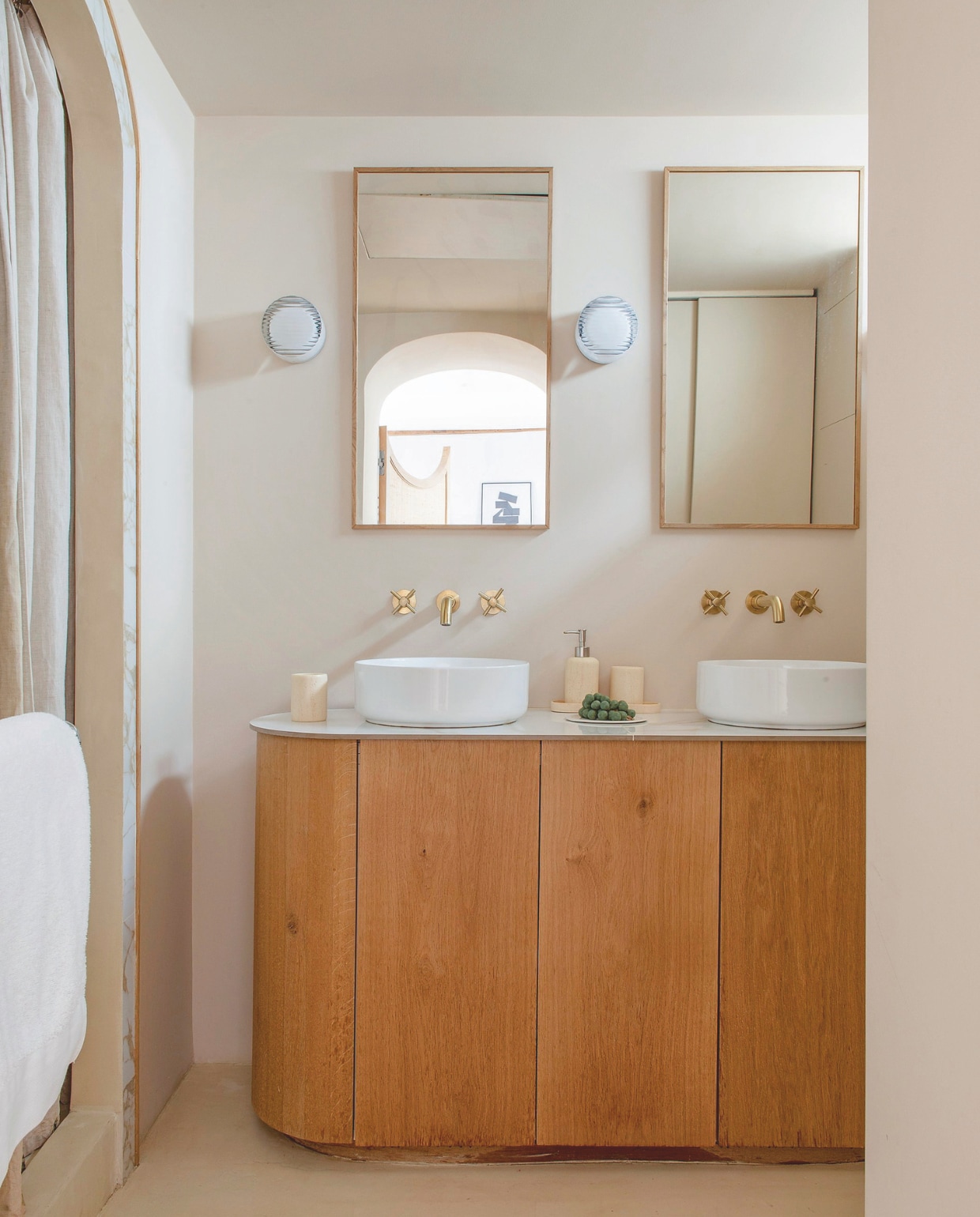 Wastafels Andria van PlaneteBain. Kranen Châtelet van Masalledebain.com. Wandlampen Crisp van Rbw. Druifvormige zeep Floating House Collection. Eikenhouten badkamermeubel maatwerk. vtwonen Design 01-2026 | fotografie Nicolas Mathéus