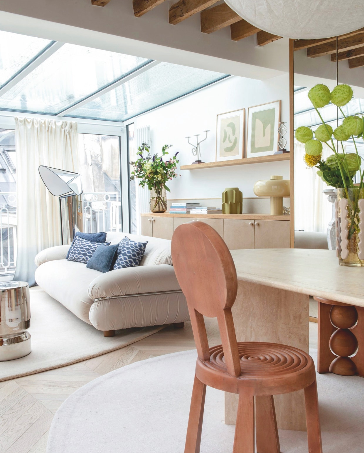 Bank Sesann van Tacchini. Kussens Maison de Vacances. Salontafel Francis van Petite Friture. Kruk Batiik Studio x Monoprix. Vloerlamp Chiara van Mario Bellini voor Flos. vtwonen Design 01-2026 | fotografie Nicolas Mathéus