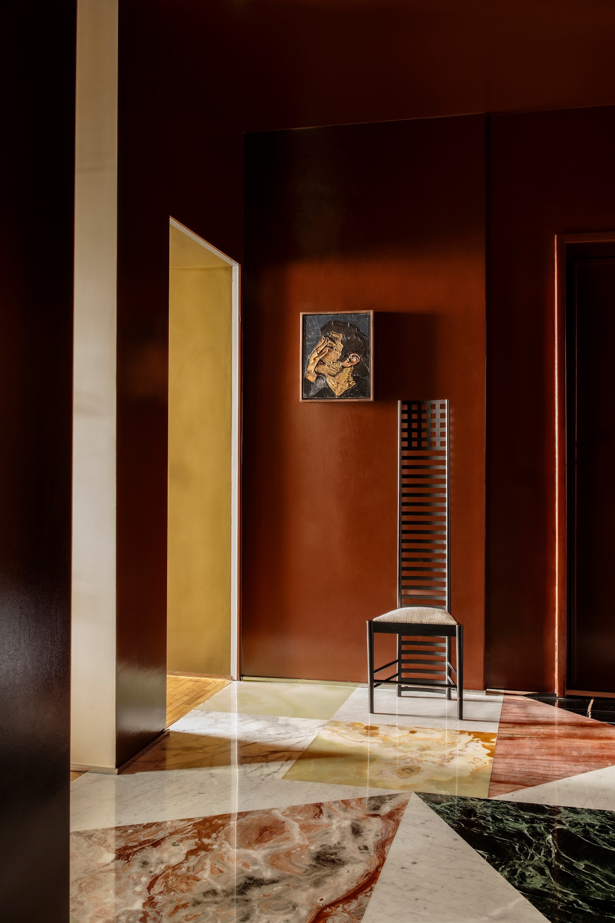 Maatwerk vloer in marmer en onyx door Christian en Francesco, geïnspireerd op Gio Ponti. Stoel Hill House 1 van Charles Rennie Mackintosh voor Cassina. Kunstwerk I don’t Know van Nicolae Prisac. vtwonen Design 04-2026 | Fotografie Helenio Barbetta | productie Living Inside