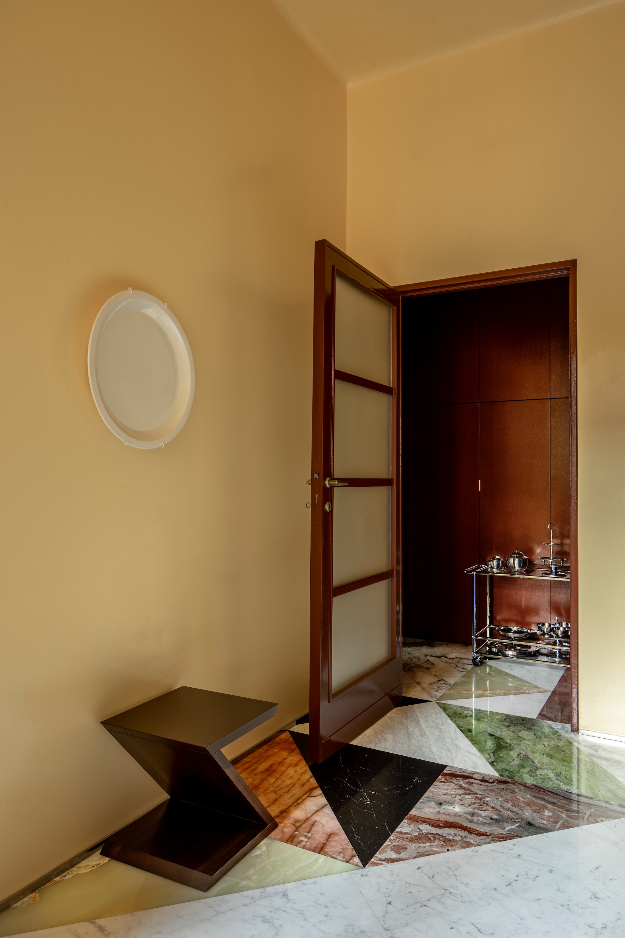 Kruk Remy en theeservies Baindoles van Armani/Casa. Serveerwagen Usm Haller. vtwonen Design 04-2026 | Fotografie Helenio Barbetta | productie Living Inside