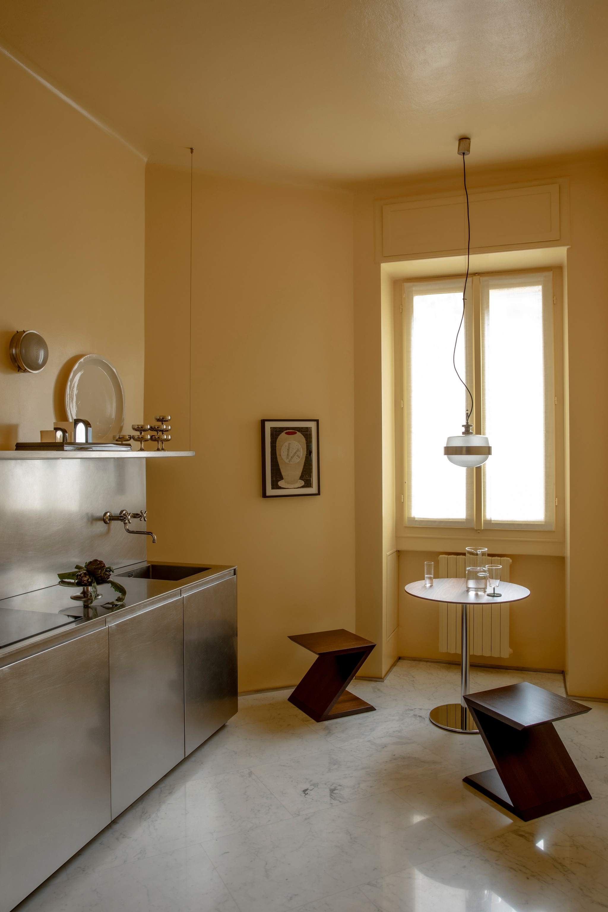 Maatwerk keuken van Spotti Milano. Kunstwerk L’altro Vaso van Lucia Pescador via A Palazzo Gallery. Krukken Remy van Armani/Casa. Hanglamp van Sergio Mazza voor Artemide. vtwonen Design 04-2026 | Fotografie Helenio Barbetta | productie Living Inside