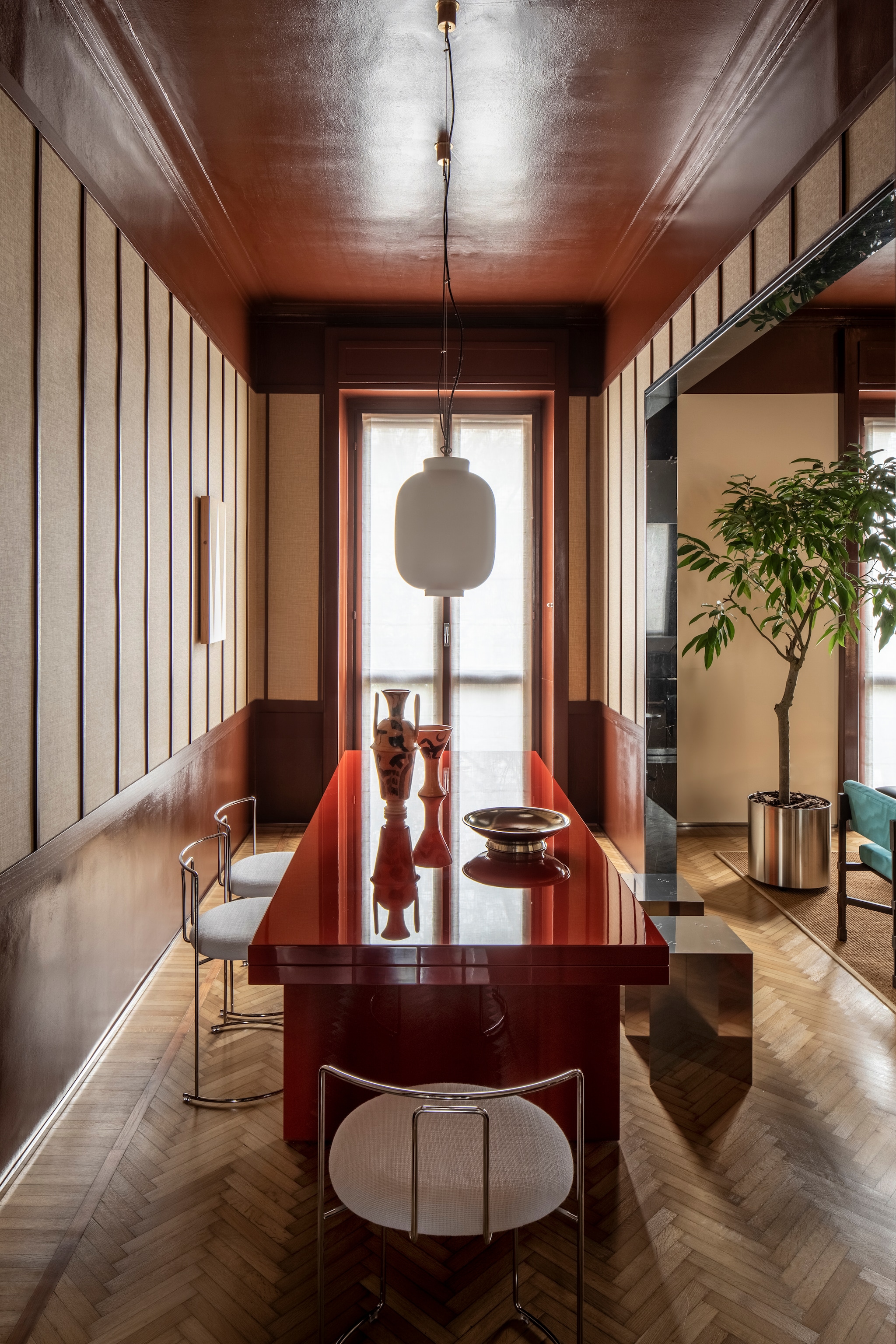 Eettafel Orseolo door Carlo Scarpa voor Cassina. Schaal Cnosso en vaas Ganimede van Damiano Groppi. Kunstwerk Geisha’s Painting van Paolo Gonzato via A Palazzo Gallery. Krukken Nm07 van Nm3. Stoelen Gaja van Kazuhide Takahama voor Cassina. Hanglampen Spazio Rt. vtwonen Design 04-2026 | Fotografie Helenio Barbetta | productie Living Inside