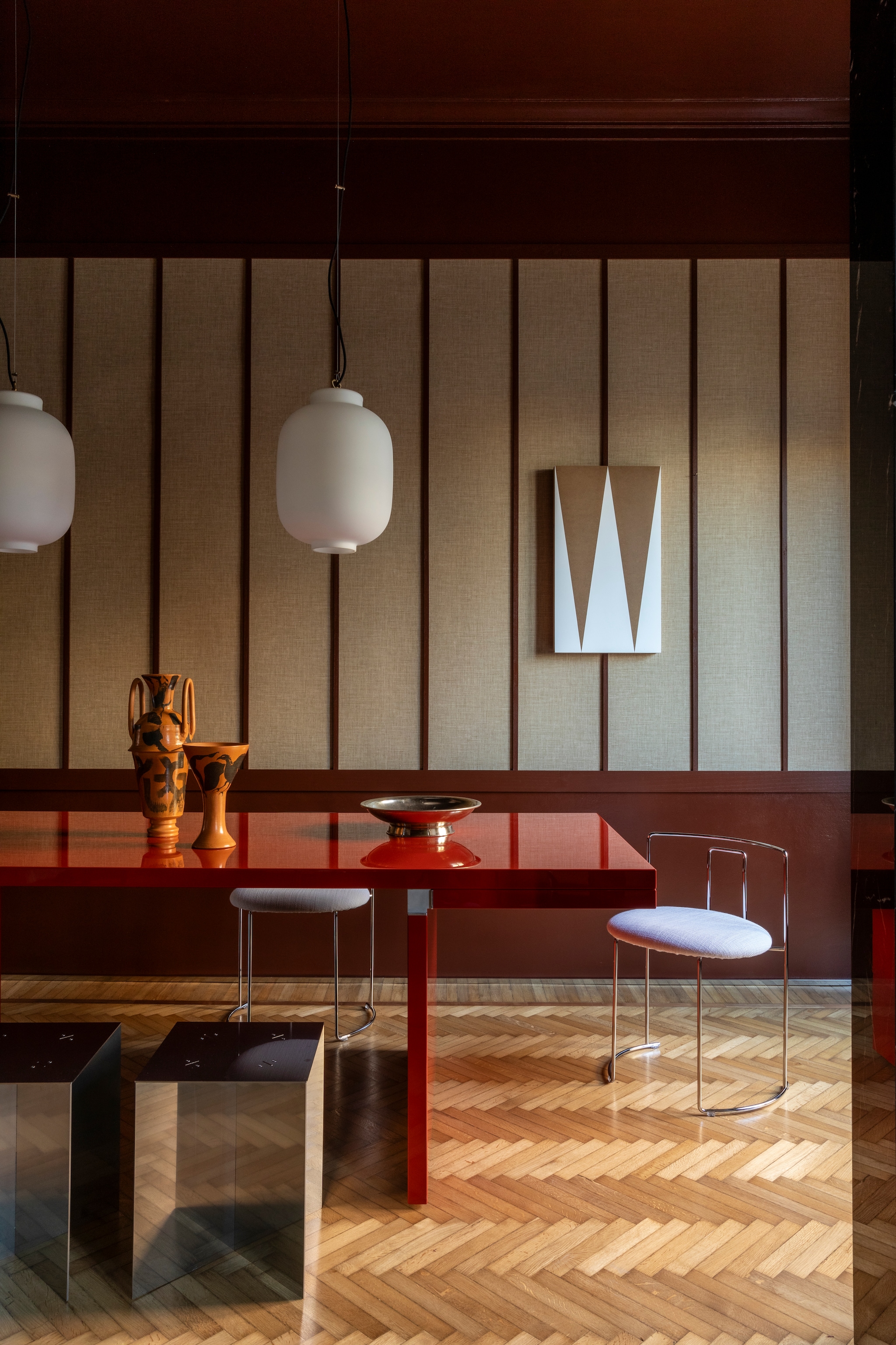 Eettafel Orseolo door Carlo Scarpa voor Cassina. Schaal Cnosso en vaas Ganimede van Damiano Groppi. Kunstwerk Geisha’s Painting van Paolo Gonzato via A Palazzo Gallery. Krukken Nm07 van Nm3. Stoelen Gaja van Kazuhide Takahama voor Cassina. Hanglampen Spazio Rt. vtwonen Design 04-2026 | fotografie Helenio Barbetta | productie Living Inside