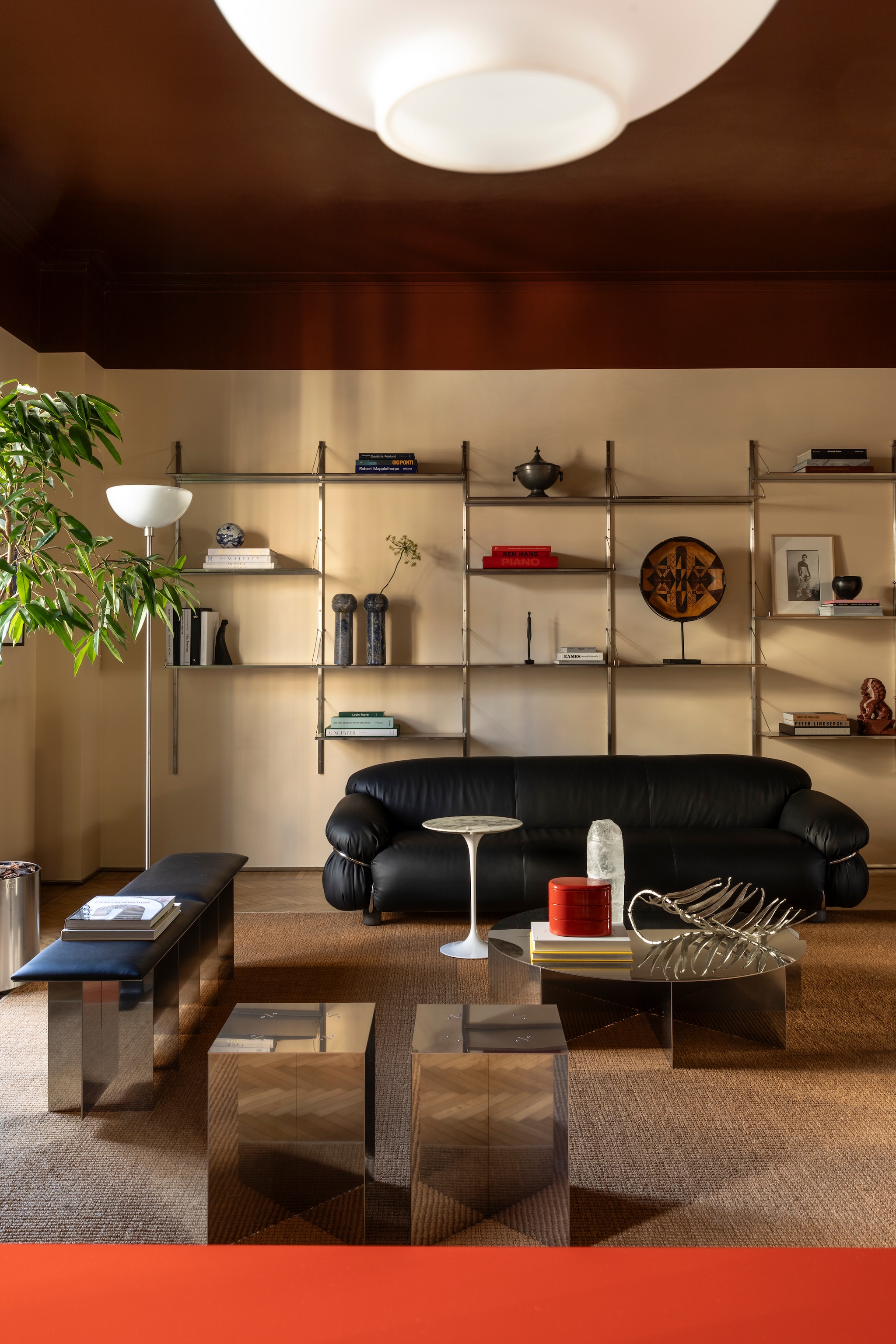 Wandboekenkast Shelf Library van Frama Copenhagen. Bank Sesann van Gianfranco Frattini voor Tacchini. Salontafel Nm02, krukken Nm07 en maatwerk bank Nm01 van Nm3. Vloerlamp Papavero van Achille Castiglioni voor Flos. vtwonen Design 04-2026 | fotografie Helenio Barbetta | productie Living Inside