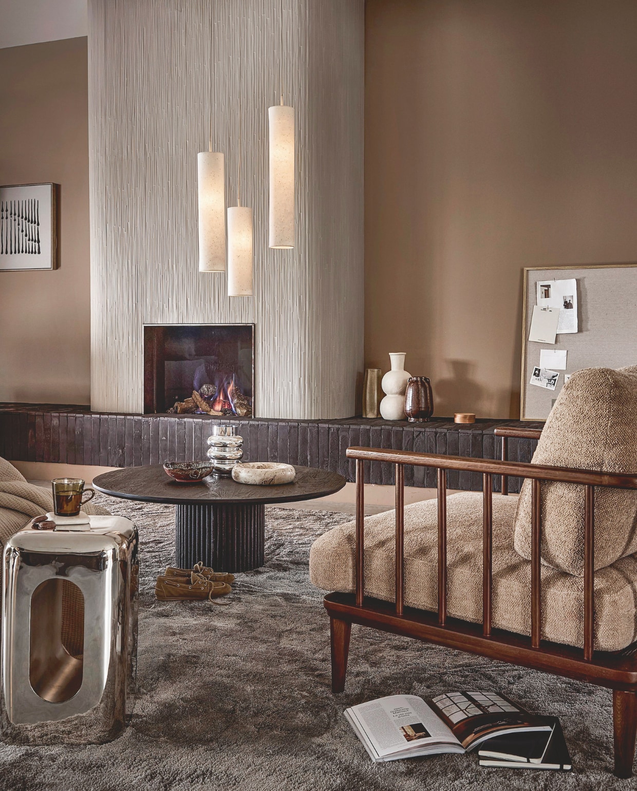 vtwonen hanglamp Paper Tube met 3 lampen, papier, 40x148 cm (Øxh)  € 199,-.  M.m.v. loods5.nl (fauteuil, vazen, marmeren schaal, artwork), zuiver.com (chromen kruk). Overig privébezit. vtwonen 02-2026 | styling Marlies Does | fotografie Peggy Janssen