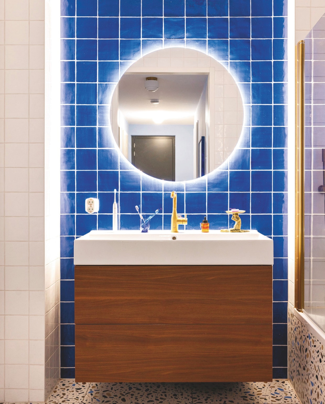 Badkamermeubels en kranen Grohe via Plieger. Wandtegels Craquelé Cobalto van La Porta. Vloertegels Ghiaia van Ceramica Fioranese. vtwonen 04-2025 | fotografie Dana van Leeuwen