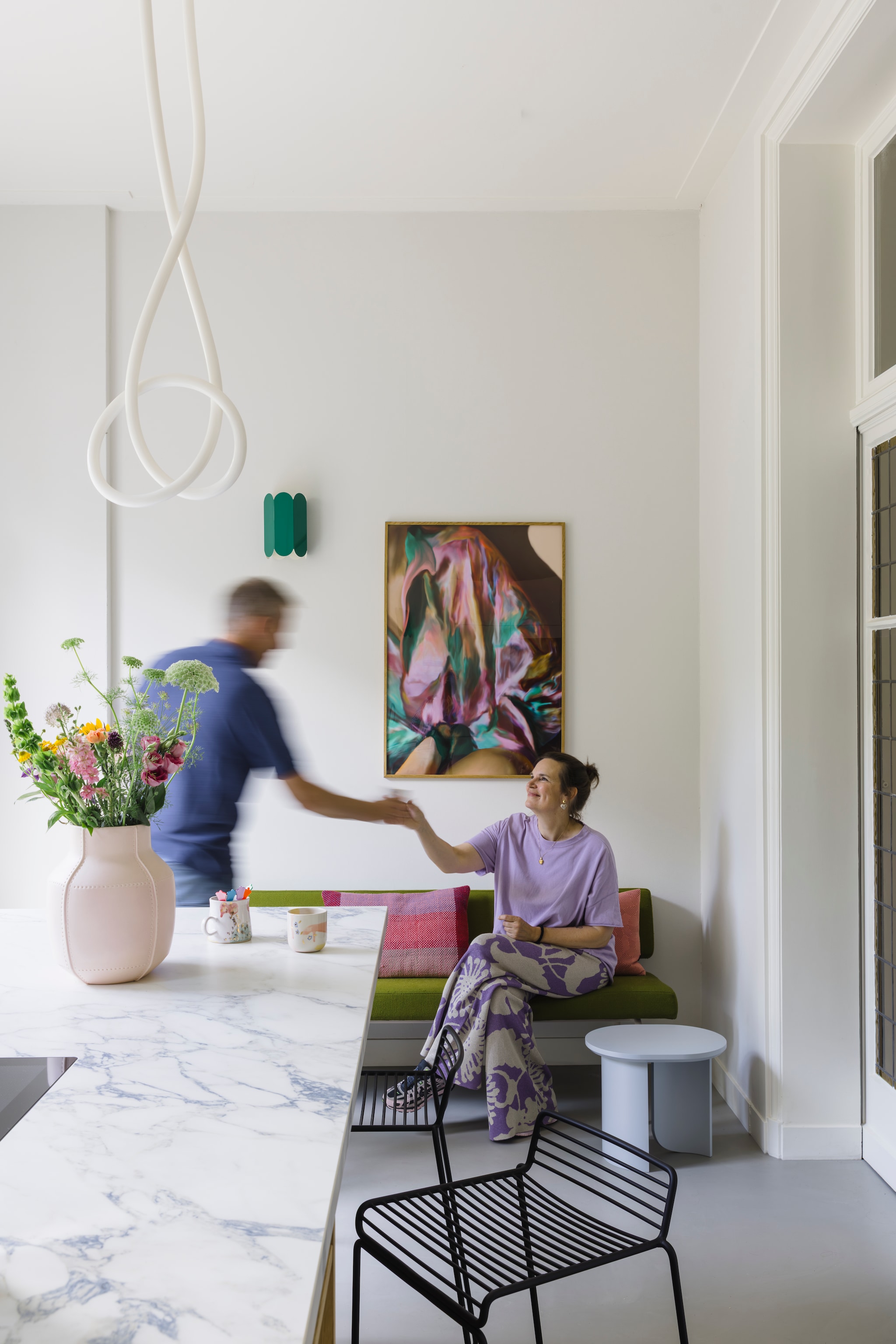 Vaas Trails van Cor Unum. Bank Fést. Kussen Finarte. Bijzettafel Kwantum. Wandlamp Arcs en barkrukken Hee van Hay. Print Misfitting Things voor Paper Collective. Hanglamp Studio About. Wandlamp Arcs van Hay. vtwonen 05-2026 | styling stylestek | fotografie Eva bloem