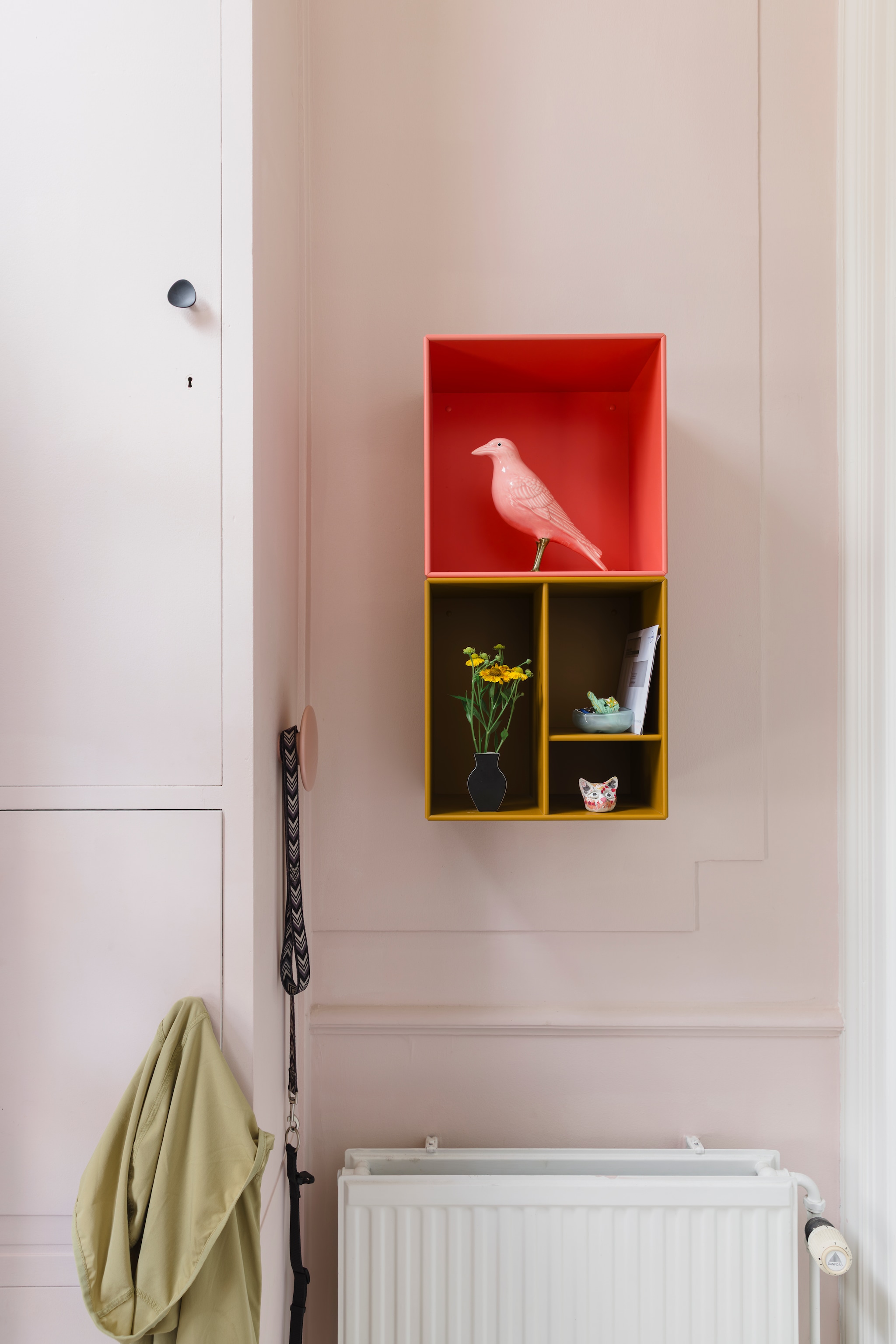 Muurkleur Calamine van Farrow & Ball. Wandkast Montana. Roze kraai van Laboratório d’Estórias voor Prchtg. vtwonen 05-2026 | styling stylestek | fotografie Eva bloem