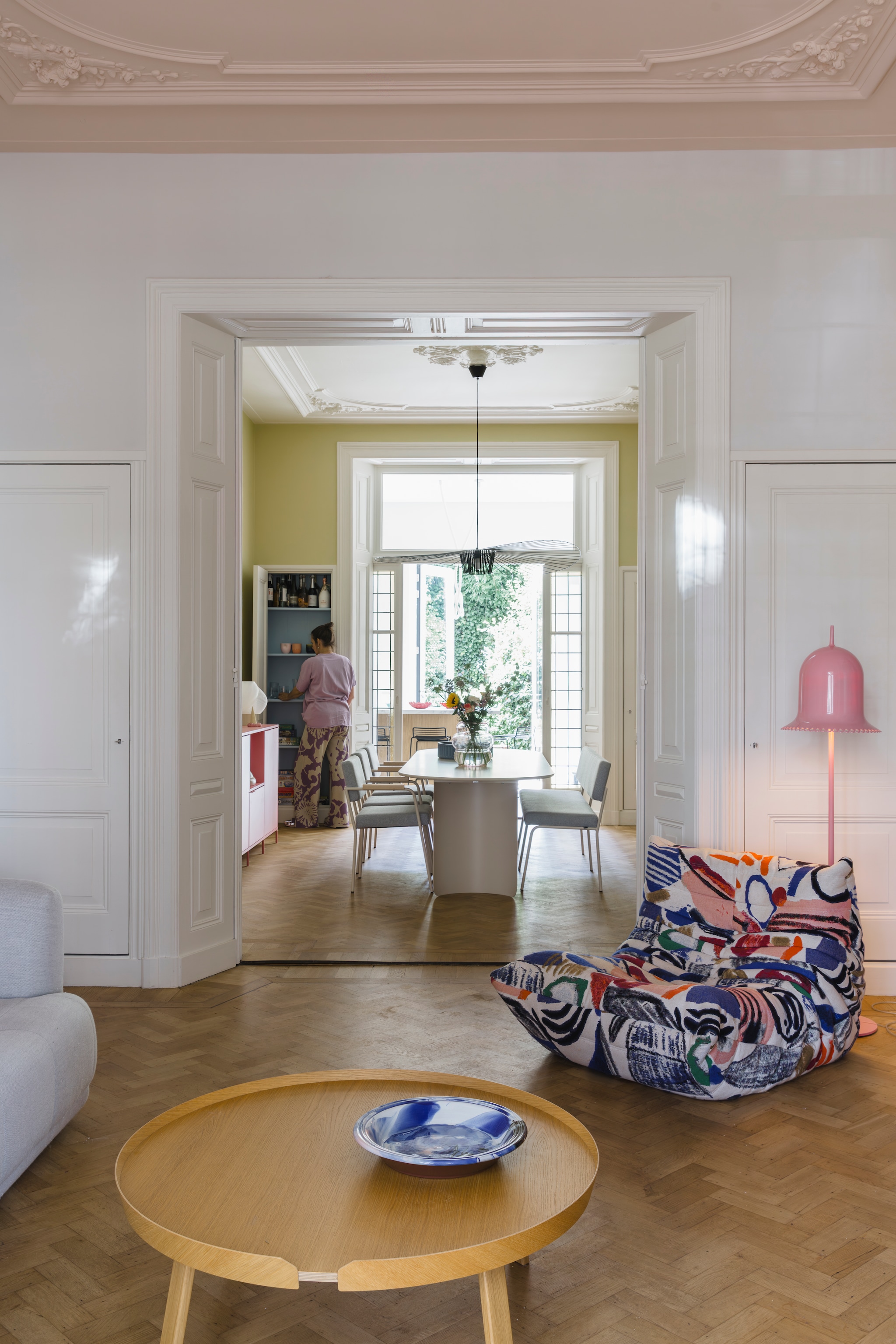 Fauteuil Togo van Ligne Roset in stof van Pierre Frey. Lamp Lolita van Moooi. Salontafel Around van Muuto. Schaal Hay. Eettafel, bank en stoelen Fést. Muurkleur Lemon Tree van Little Greene en Ral 9010 van Sigma. vtwonen 05-2026 | styling stylestek | fotografie Eva bloem