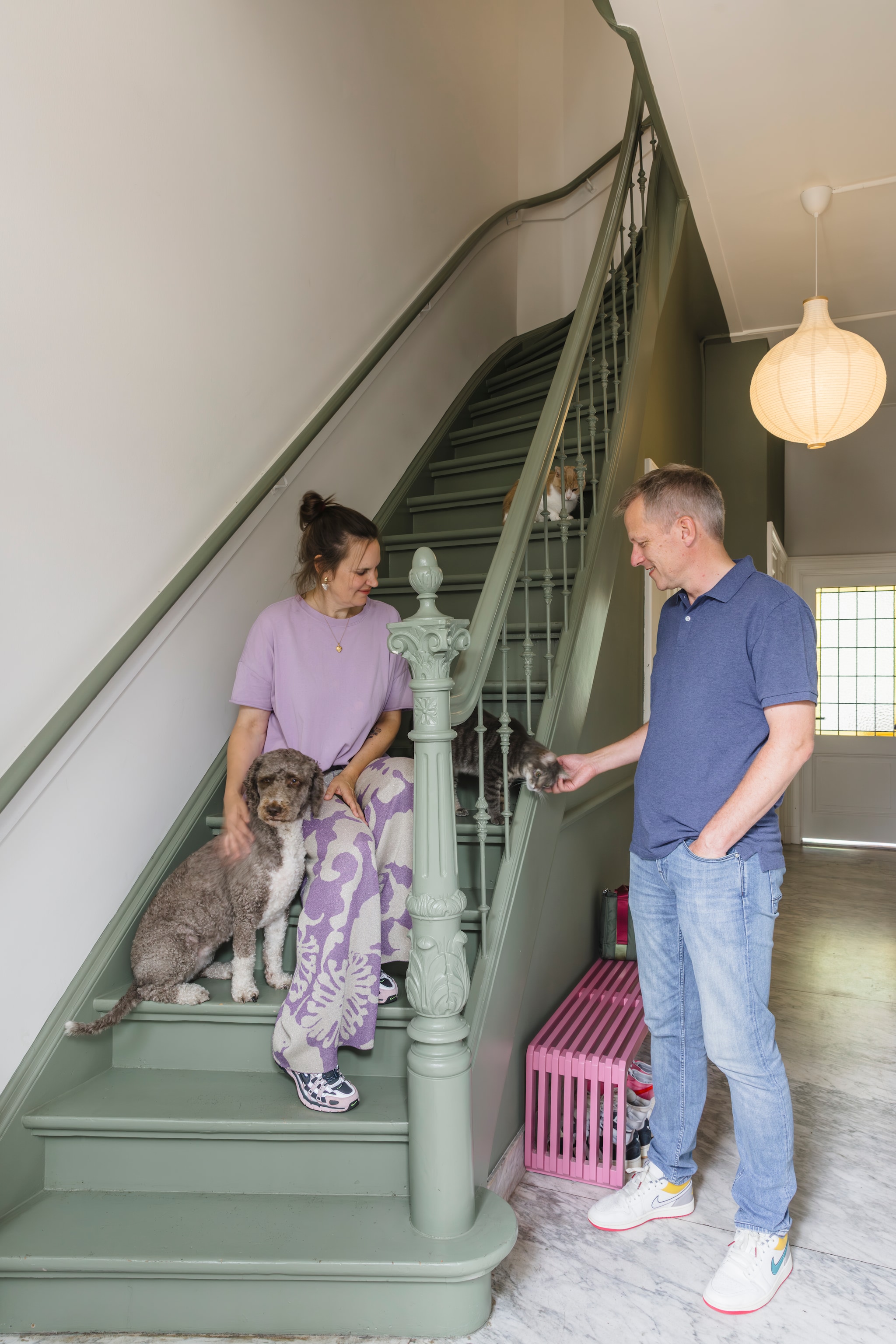 Trapkleur Sage Green van Little Greene. Bankje HKliving. Lamp Ikea. Marmeren vloer lag al in het huis. vtwonen 05-2026 | styling stylestek | fotografie Eva bloem