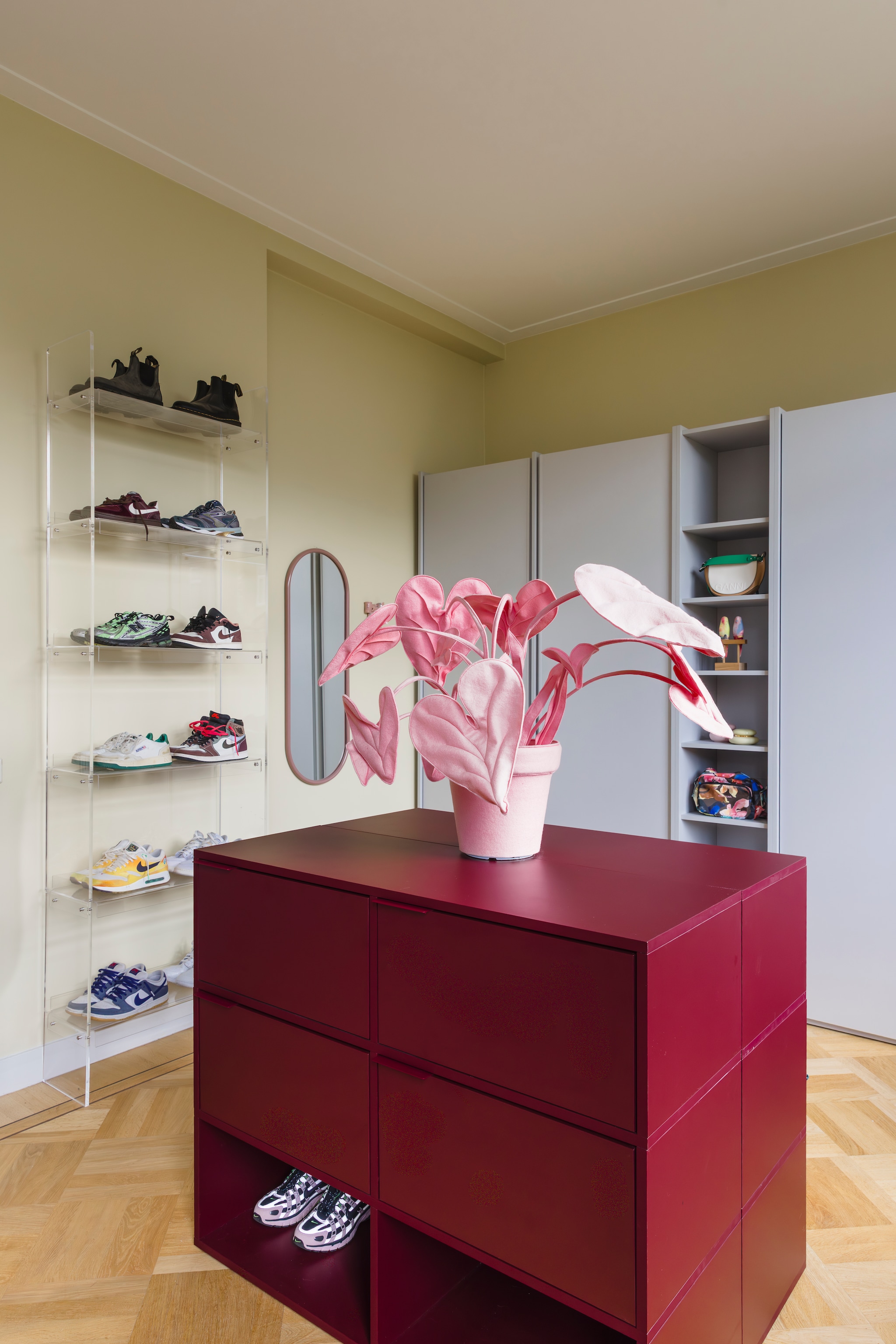 Muurkleur White Lead Dark van Little Greene. Roze vilten plant Wandschappen. Bordeauxrode en grijze kast Tylko. Transparante kast HKliving. Spiegel Aytm. vtwonen 05-2026 | styling stylestek | fotografie Eva bloem