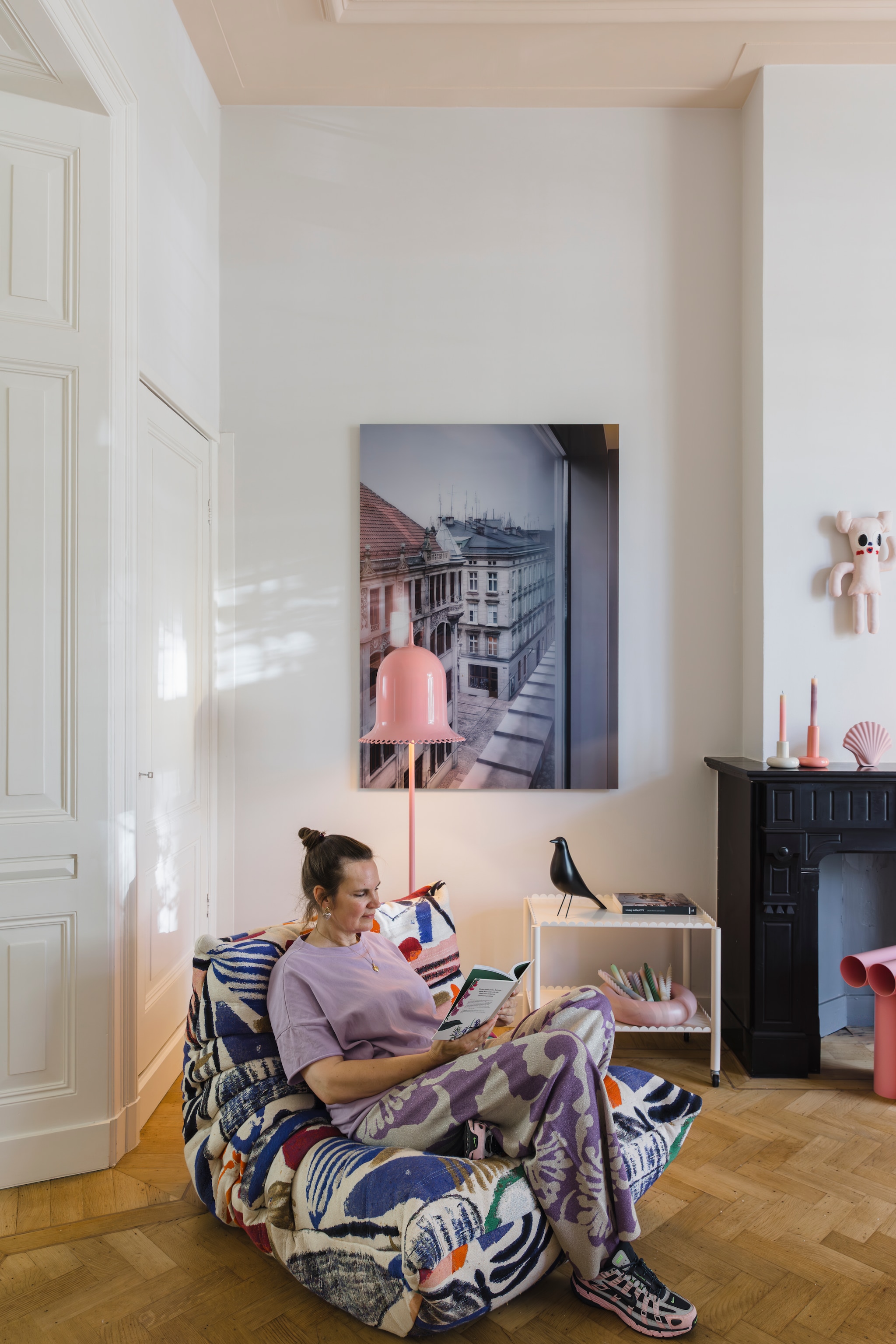 Fauteuil Togo van Ligne Roset in stof van Pierre Frey. Trolley Hay. Foto Willem van den Hoed. Tafellamp Lolita van Moooi. Keramieken beer Jobe van Bas Kosters. Kandelaars en roze schaal Gustaf Westman. Vogel House Bird van Vitra. Parketvloer lag al in het huis.