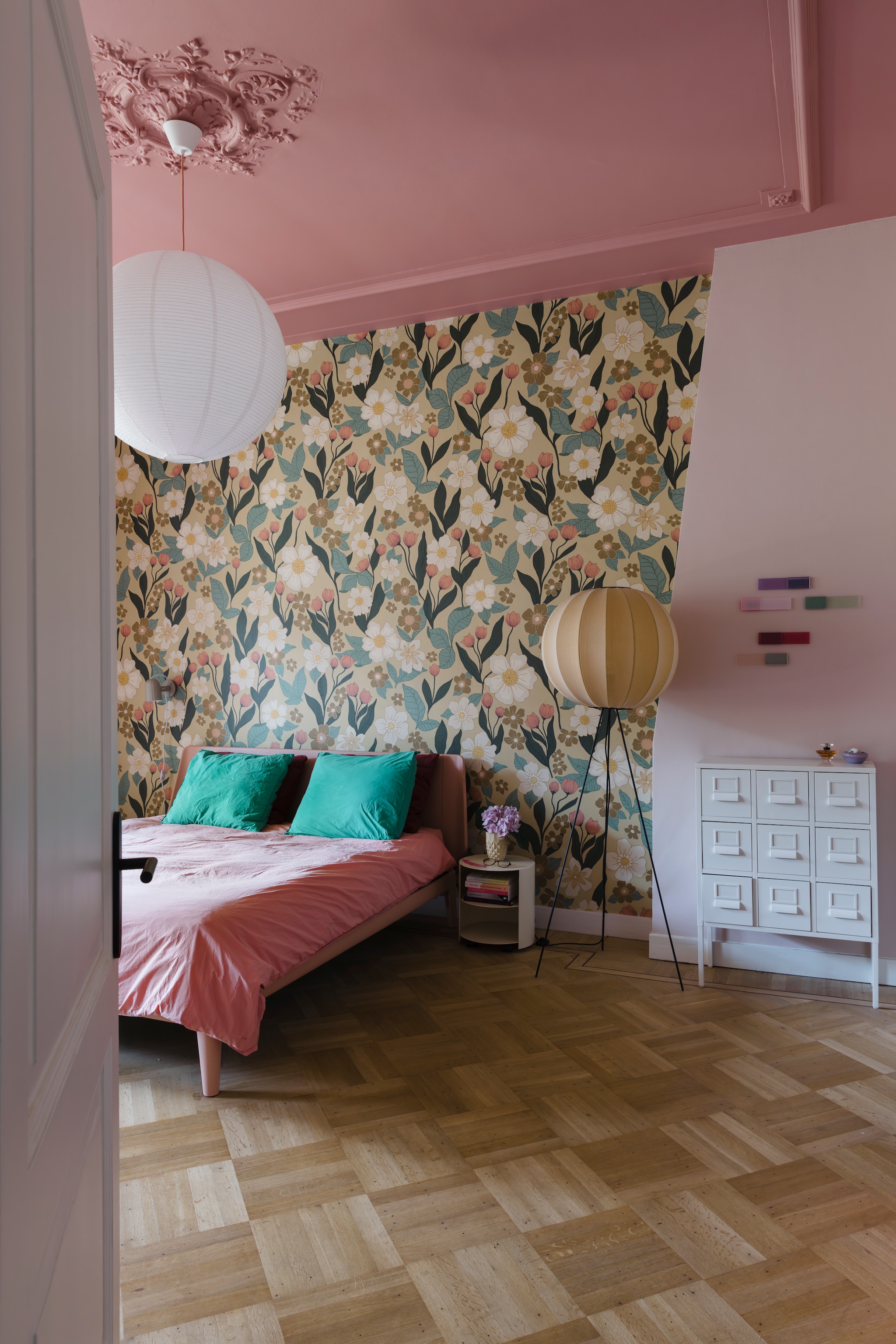 Plafondkleur Hellebore van Little Greene. Wandkleur Calamine van Farrow & Ball. Behang Belarte. Bed Auping. Beddengoed Suite702. Nachtkast Hem. Vaas Lenneke Wispelwey. Vloerlamp Made by Hand. Hanglamp Hay. Ladekast Ikea. Kunst aan de muur Iris Toonen. vtwonen 05-2026 | styling stylestek | fotografie Eva bloem