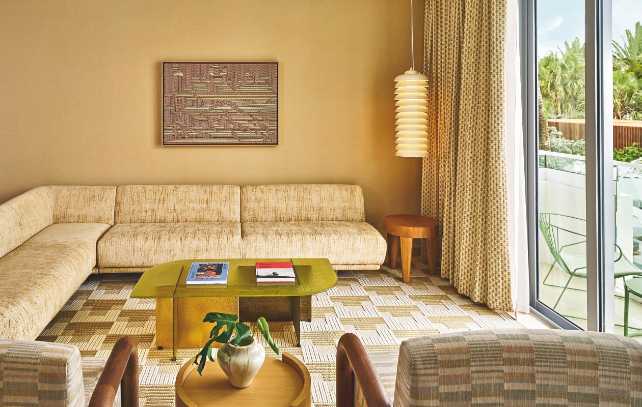 De ontwerpers creëerden een warme oase waarin rustgevende kleuren en een veelvoud aan texturen samen rust en ontspanning bevorderen. Een toevluchtsoord in het drukke en energieke Miami. vtwonen Design 01-2026 | fotografie The Shelborne By Proper