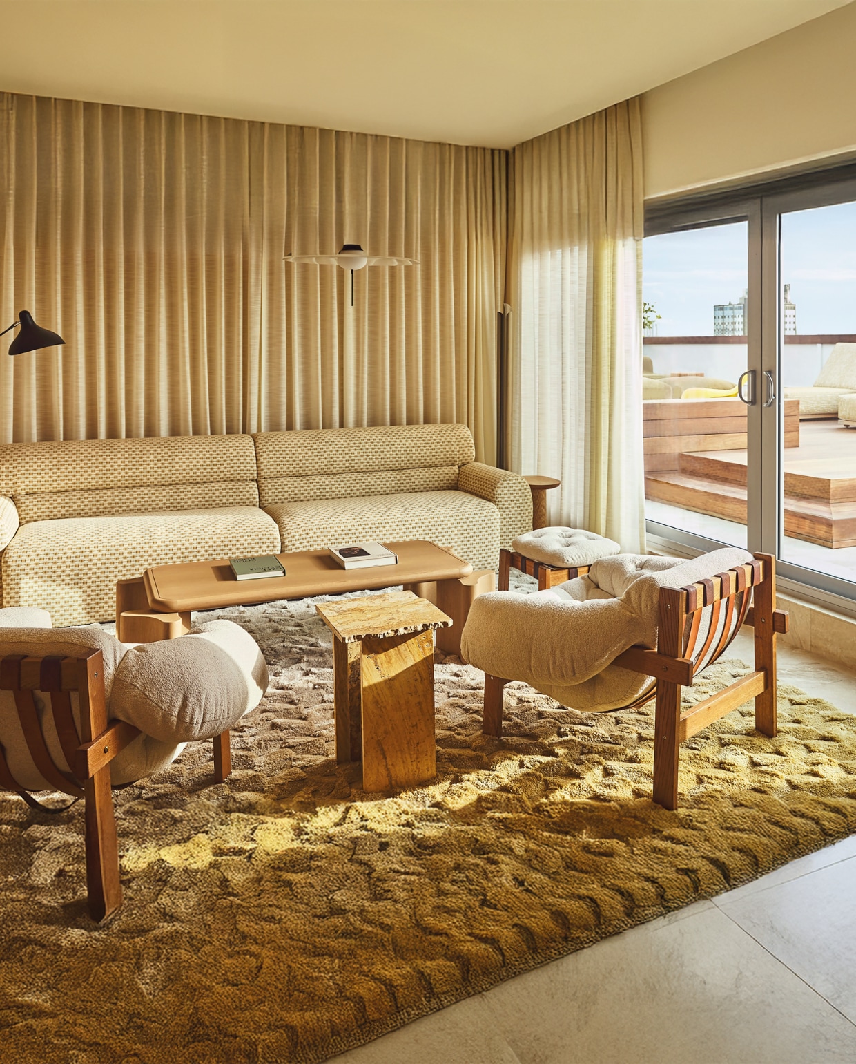 Het duikplatform buiten, uit de jaren 30, is nog steeds intact.
 vtwonen Design 01-2026 | fotografie The Shelborne By Proper