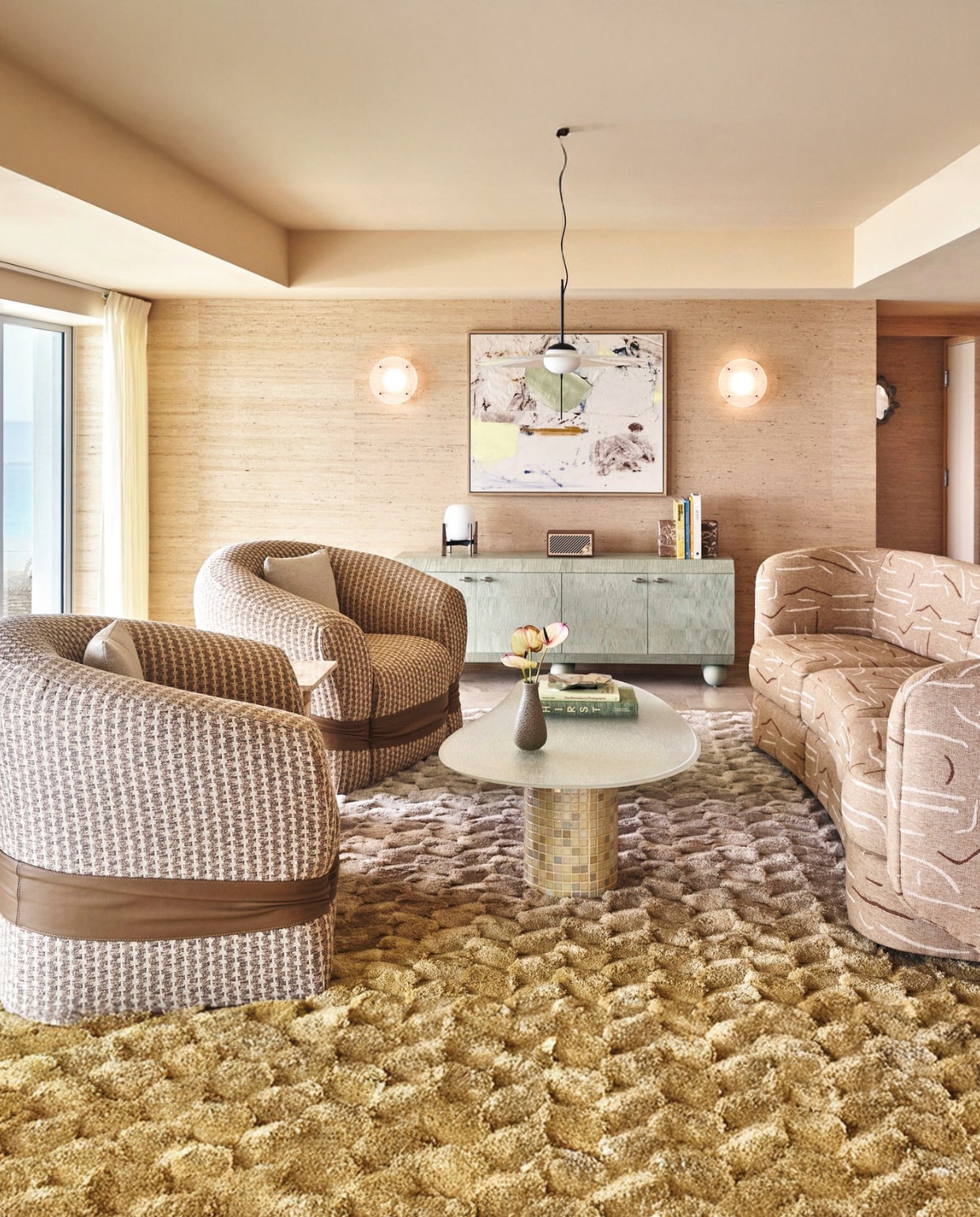 Het zwoele, warme vintage kleurpalet is naadloos verweven in de kenmerkende neutrale tinten van hotelketen Proper. vtwonen Design 01-2026 | fotografie The Shelborne By Proper