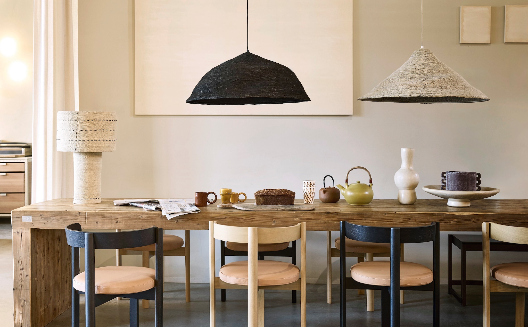 J-line hanglamp Moonj, jute, large, naturel € 248,-, zwart € 234,-, J-line tafellamp Stippellijnen, zeegras, naturel € 228,-, J-line bloempot Celia, medium, keramiek, bruin, 18,5 cm (Ø) € 29,50, J-line theepot, metaal, bruin, set van 2 € 110,30, Household Hardware espressokopje Beldi, keramiek, geel€ 34,95, Household Hardware mok Big Ear, keramiek, bruin en geel € 12,95, Household Hardware snijplank, walnoothout, groot € 59,50, Household Hardware kopjes Fez, keramiek, wit-bruin € 14,95, Household Hardware schaal op voet, keramiek € 139,- (shop.vtwonen.nl). Atelier Sukha theepot Olive, klei, groen € 60,- (sukha.nl). Ikea eetkamerstoel Stockholm 2025, eikenfineer en leer, donkerbruin € 199,- (ikea.com). vtwonen 02-2026 | styling Marianne Lunning | fotografie Alexander van Berge