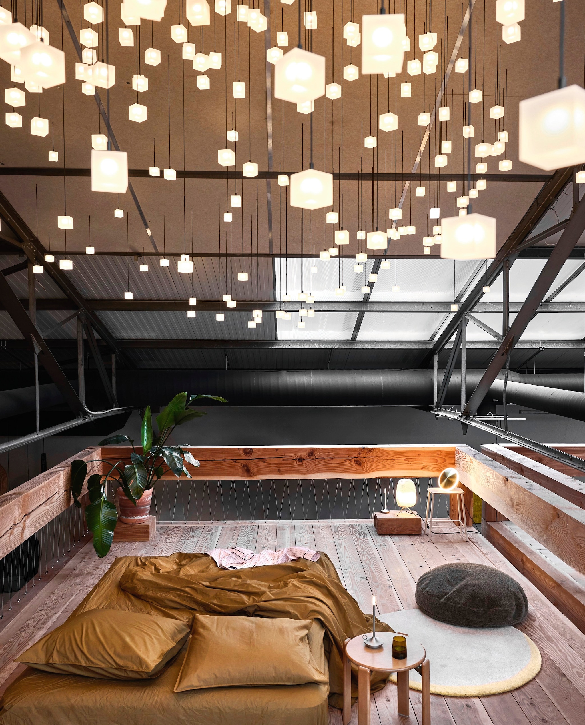 Graypants kandelaar, aluminium, grijs € 149,-, tafellamp Ebey, karton, wit, vanaf € 385,-, hanglampen Loci, acryl, vanaf € 159,- (graypants.com). Muuto muurlamp Calm, aluminium, 50 cm (Ø) € 805,- (muuto.com). Hay kruk Rey, beukenhout, lichtbruin € 479,-, pyjama outline, katoen, roze, small € 85,- (hay.com). Suite702 vloerkleed Eclipse, wol, botergeel, 120 cm (Ø) € 224,95, kussensloop, katoen percale, khaki gold, 50x75 cm (lxb) € 22,95, dekbedovertrek, katoen percale, khaki gold 135x200 cm (lxb) € 94,95, hoeslaken, 90x200x30 cm (lxbxh) € 59,95, kussenvulling Really bigdot, dons, wit € 99,95, kussenhoes Really bigdot, teddy, groen € 124,95 (suite702.com). Overig privébezit. vtwonen 02-2026 | styling Marianne Lunning | fotografie Alexander van Berge