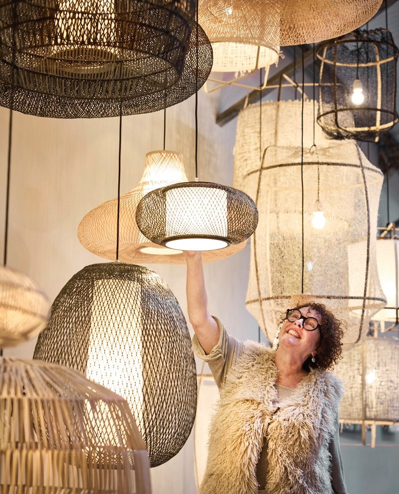 Ay Illuminate hanglampen, z serie, bamboe en sisal, naturel en zwart, vanaf € 850,-, Ay Illuminate hanglampen May, bamboe, vanaf € 845,- (vanmokum.com). vtwonen 02-2026 | styling Marianne Lunning | fotografie Alexander van Berge