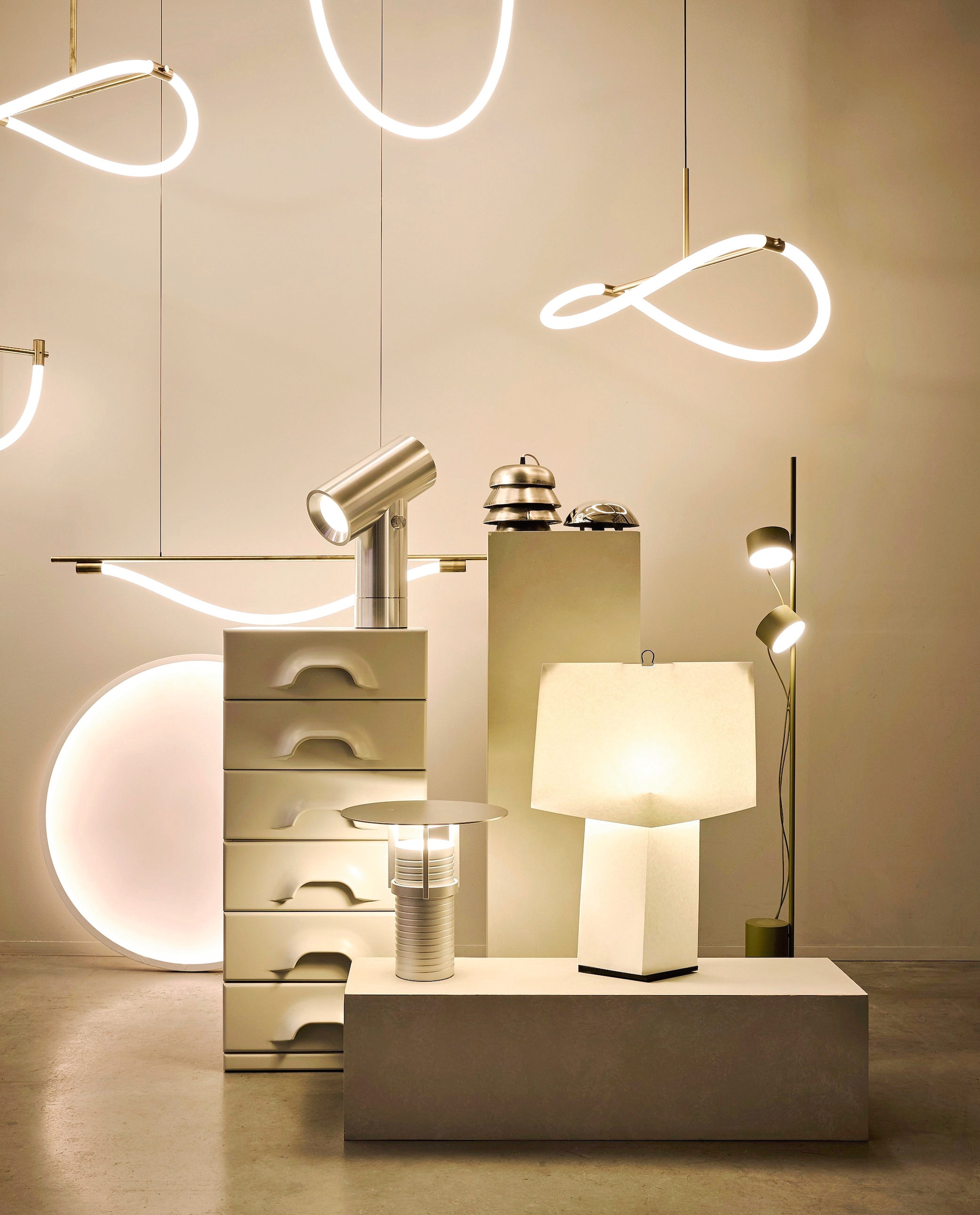 Graypants hanglamp Levity, messing, vanaf € 1200,-, wandlamp Chrona Sconce10, acrylaat en messing, vanaf € 935,- (graypants.eu). Woood tafellamp Loft, metaal en stof, naturel, 22x90 cm (Øxh) € 79,95, vloerlamp Loft, metaal en stof, olijfgroen, 35x187 cm (Øxh) € 279,-, vloerlamp Loft, naturel met strepen, naturel met stippen, 30x130 cm (Øxh) € 179,-. HKliving bijzettafel Currents, keramiek, zilver, 36x36x45 cm (lxbxh) € 158,99 (shop.vtwonen.nl). Muuto poef, groen, large, 88 cm (Ø) vanaf € 1149,- (muuto.com). Hay bank Amanta, 1-zits, gerecycled abs, leer, teddy, 79x69 cm (bxh) € 1390,-, Hay stoel Arbour Club, walnoothout, beige, 75x85x75 cm (bxdxh) € 2499,-, Hay bijzettafel Kofi, eikenhout en glas, 60x60x36 cm (lxbxh) € 519,-, HKliving gestreept vloerkleed, wol, bruin-crème, 200x300 cm (lxb) € 895,-, Ferm Living vaas Brura Coffee, keramiek, wit-bruin gestreept € 79,-, Ferm Living schaal Brura Coffee, keramiek, wit-bruin gestreept € 59,-, Ferm Living vaas Moire, steen, antraciet € 95,- (loods5.nl). Suite702 plaid, mohair, olijfgroen, 130x180 cm (lxb) € 249,95 (suite702.com). Overig privébezit. vtwonen 02-2026 | styling Marianne Lunning | fotografie Alexander van Berge