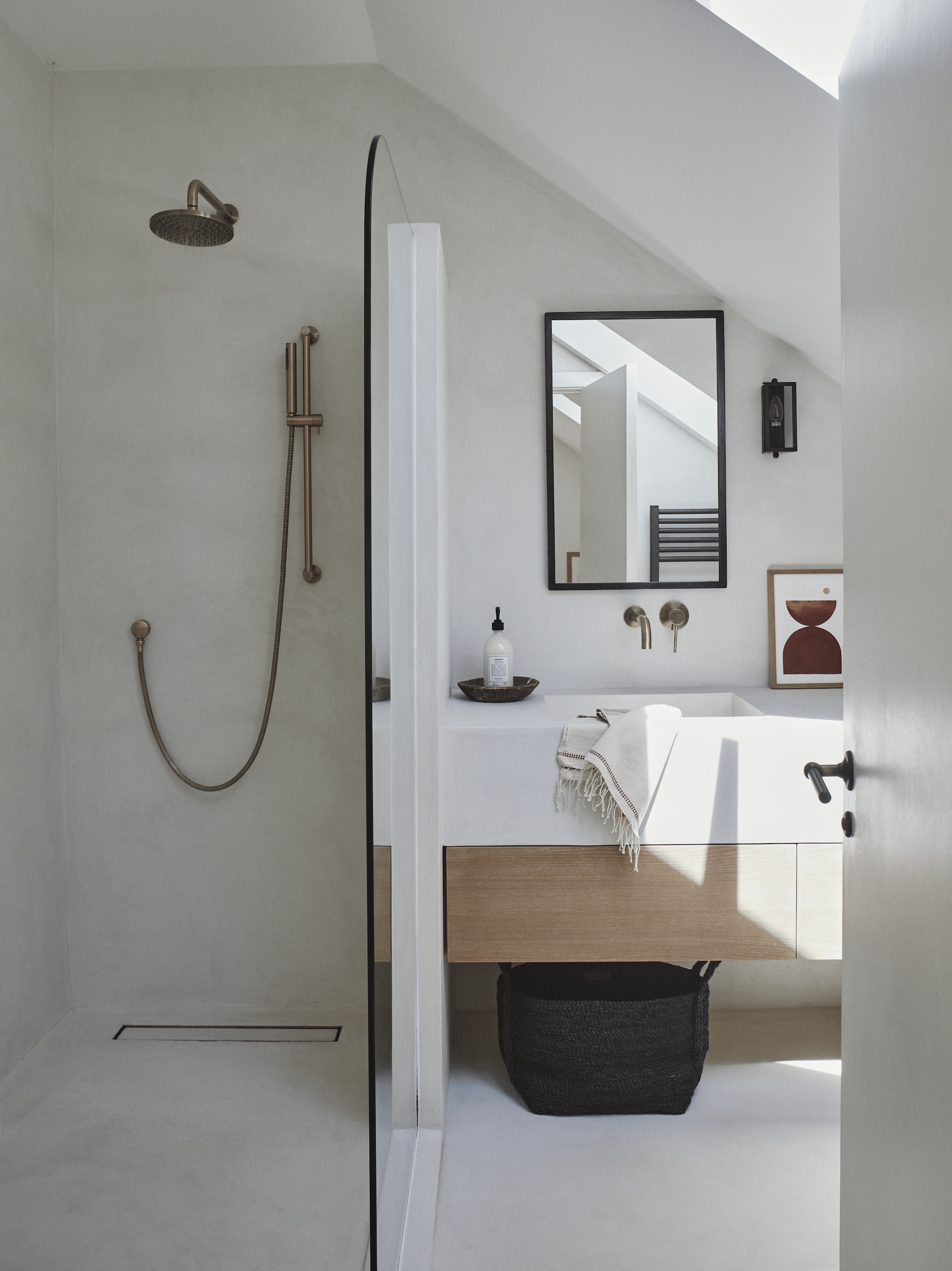 Vloer microcement Forcrete. Kraanwerk Meir. vtwonen Landelijk 05-2026 | fotografie Brent Darby | productie Living Inside