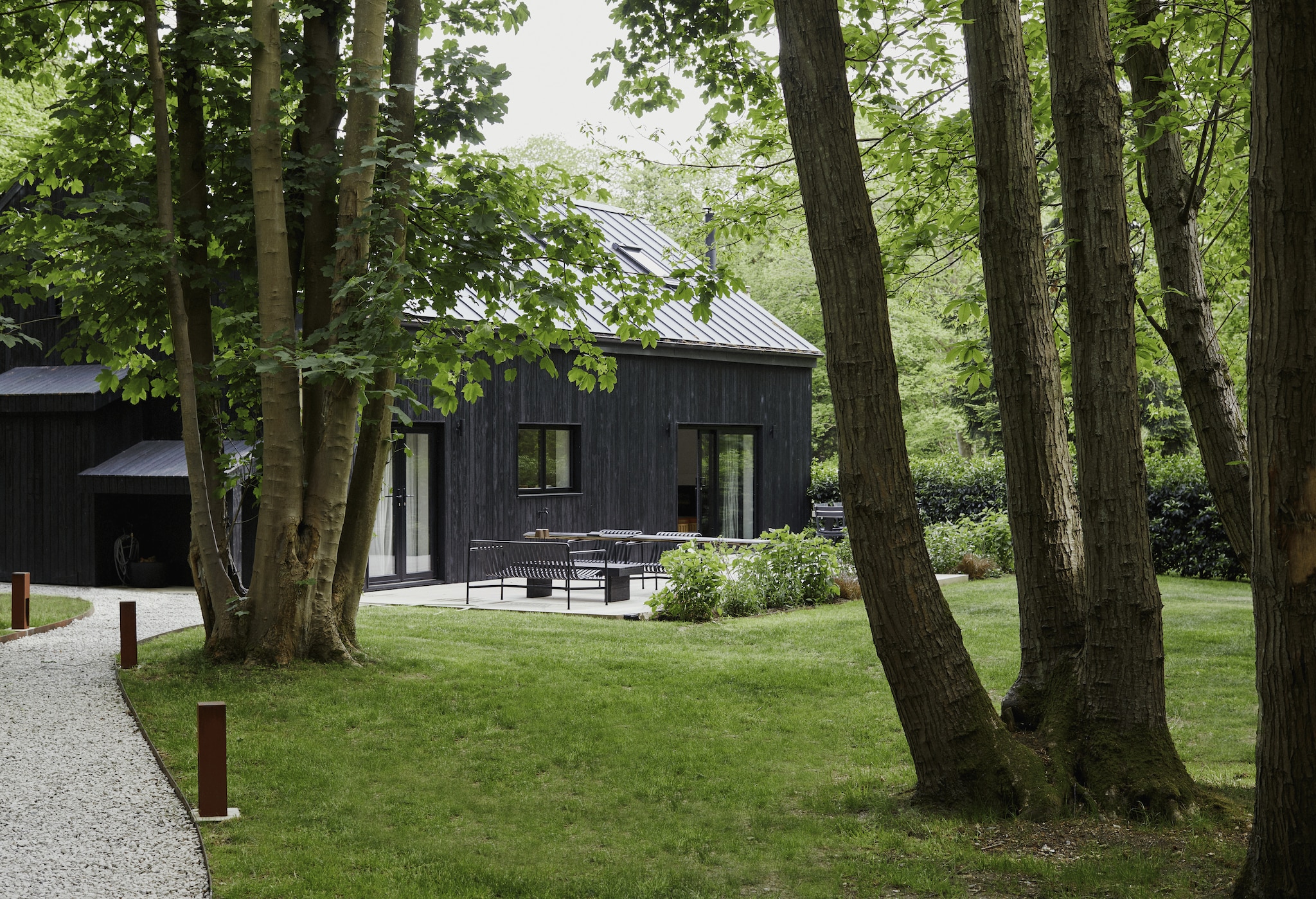 Gebrand grenenhout via Toasted Wood. Buitenmeubels Hay. vtwonen Landelijk 05-2026 | fotografie Brent Darby | productie Living Inside
