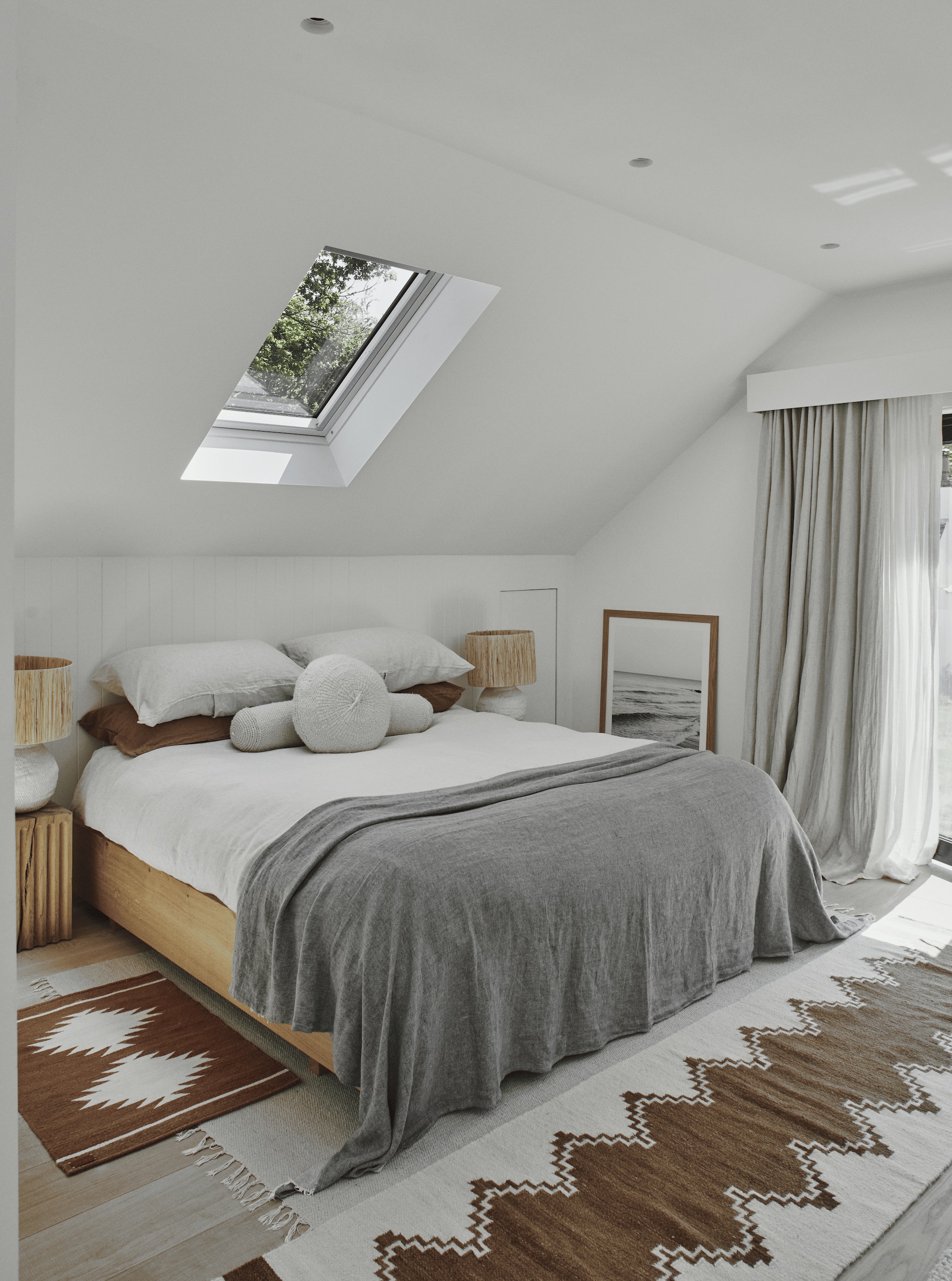 Lampen Soho Home. Nachtkastjes Galvin Brothers. Bedlinnen By Mölle. Kussens en vloerkleden Pampa. vtwonen Landelijk 05-2026 | fotografie Brent Darby | productie Living Inside