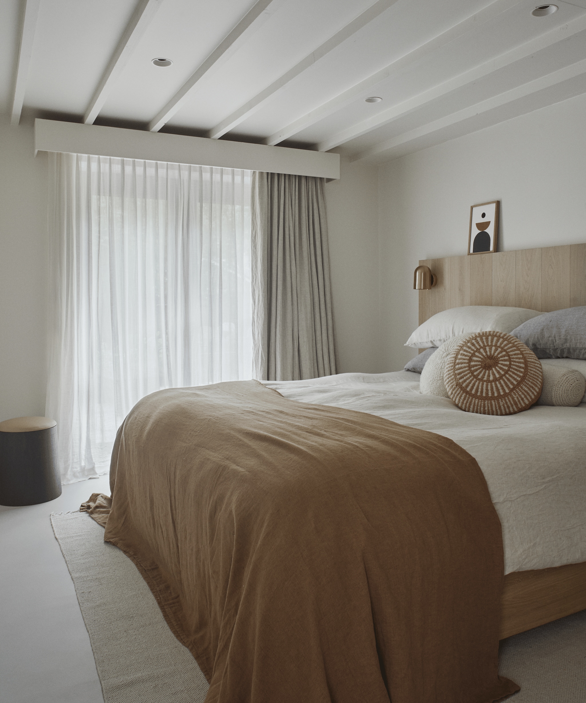 Eikenhouten hoofdbord en planken van Waxed Floors. Bed Galvin Brothers. Wandlamp Nightworks Studio. Gordijnen en bedlinnen By Mölle. vtwonen Landelijk 05-2026 | fotografie Brent Darby | productie Living Inside
