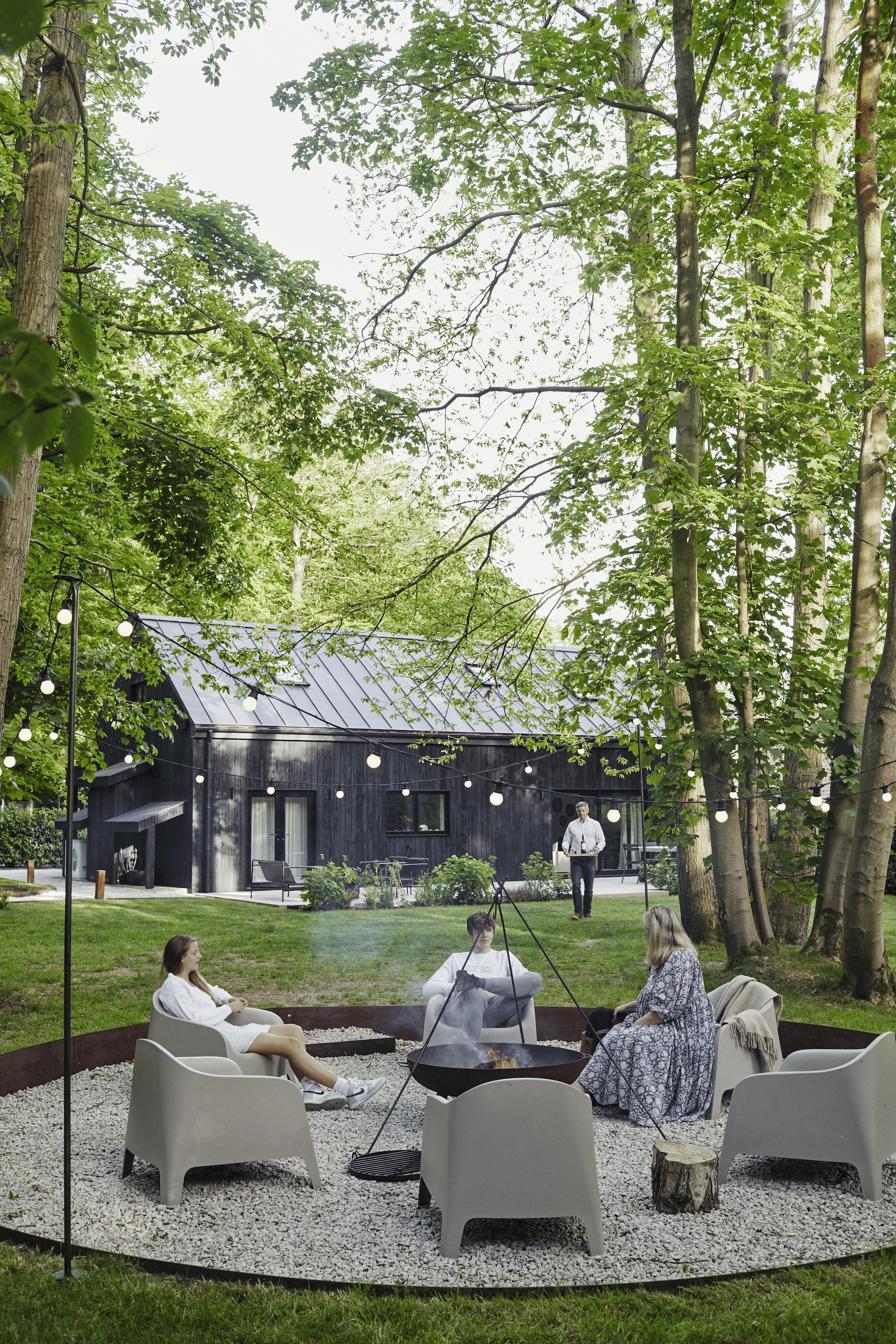 Loungestoelen Ikea. Vuurschaal op maat gemaakt door lokale vakman. Lichtslinger Amazon. vtwonen Landelijk 05-2026 | fotografie Brent Darby | productie Living Inside