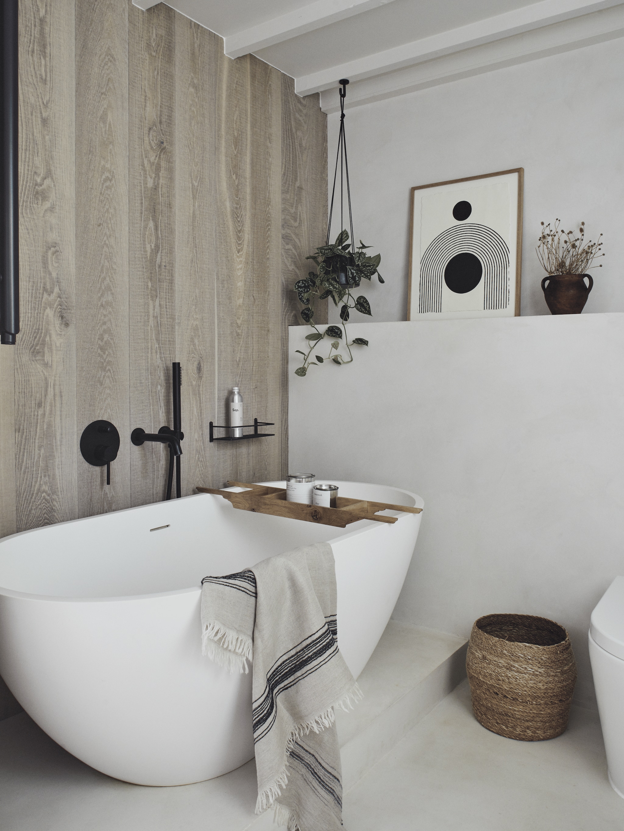 Vrijstaand bad Lusso Stone. Messing kranen Meir. Eikenhouten wandbekleding van Waxed Floors. Badrek Rowen & Wren. Print Block Shop Textiles. vtwonen Landelijk 05-2026 | fotografie Brent Darby | productie Living Inside