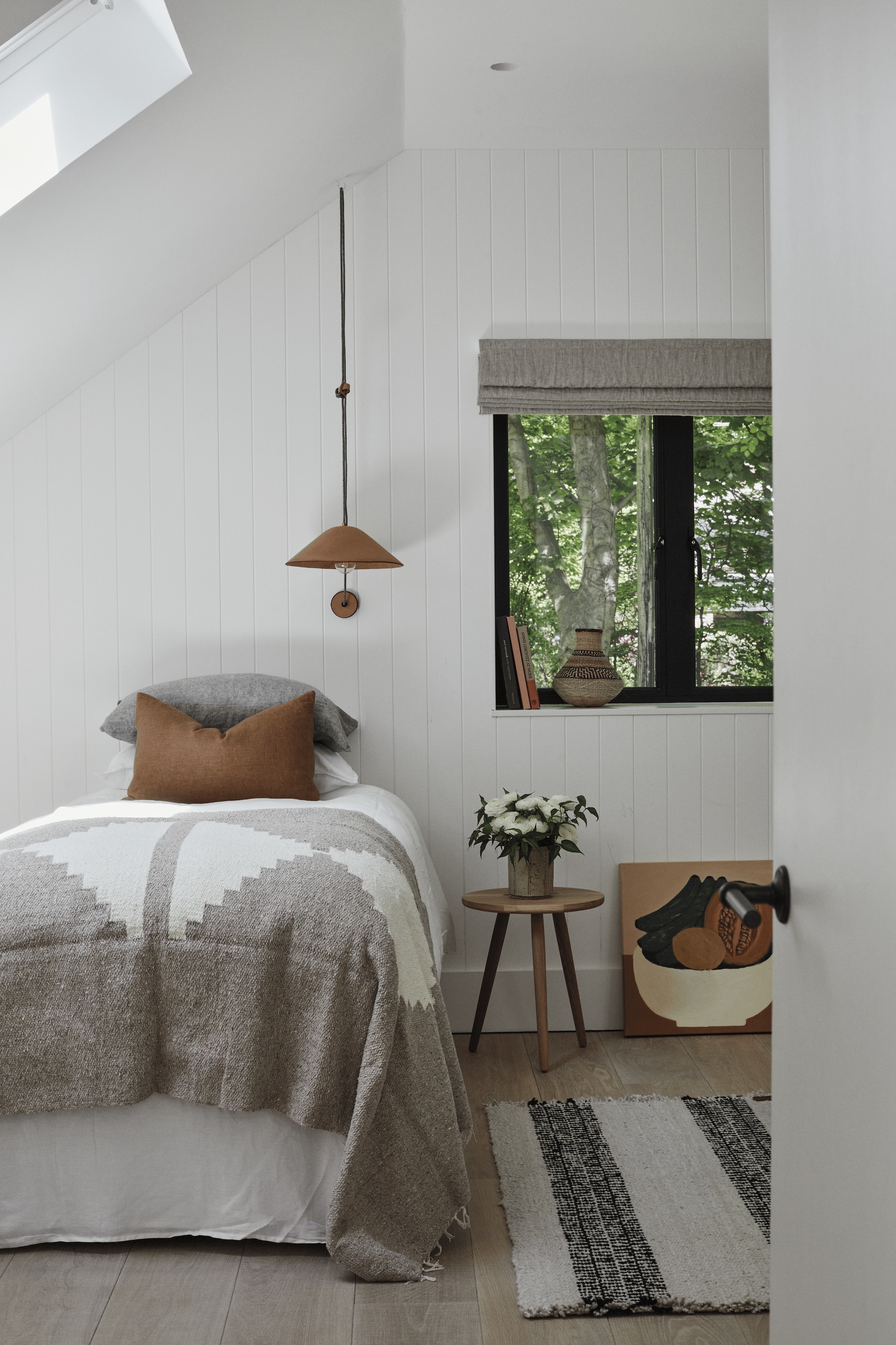 Lampen Imprint House. Bedsprei Pampa. Bijzettafel Galvin Brothers. vtwonen Landelijk 05-2026 | fotografie Brent Darby | productie Living Inside