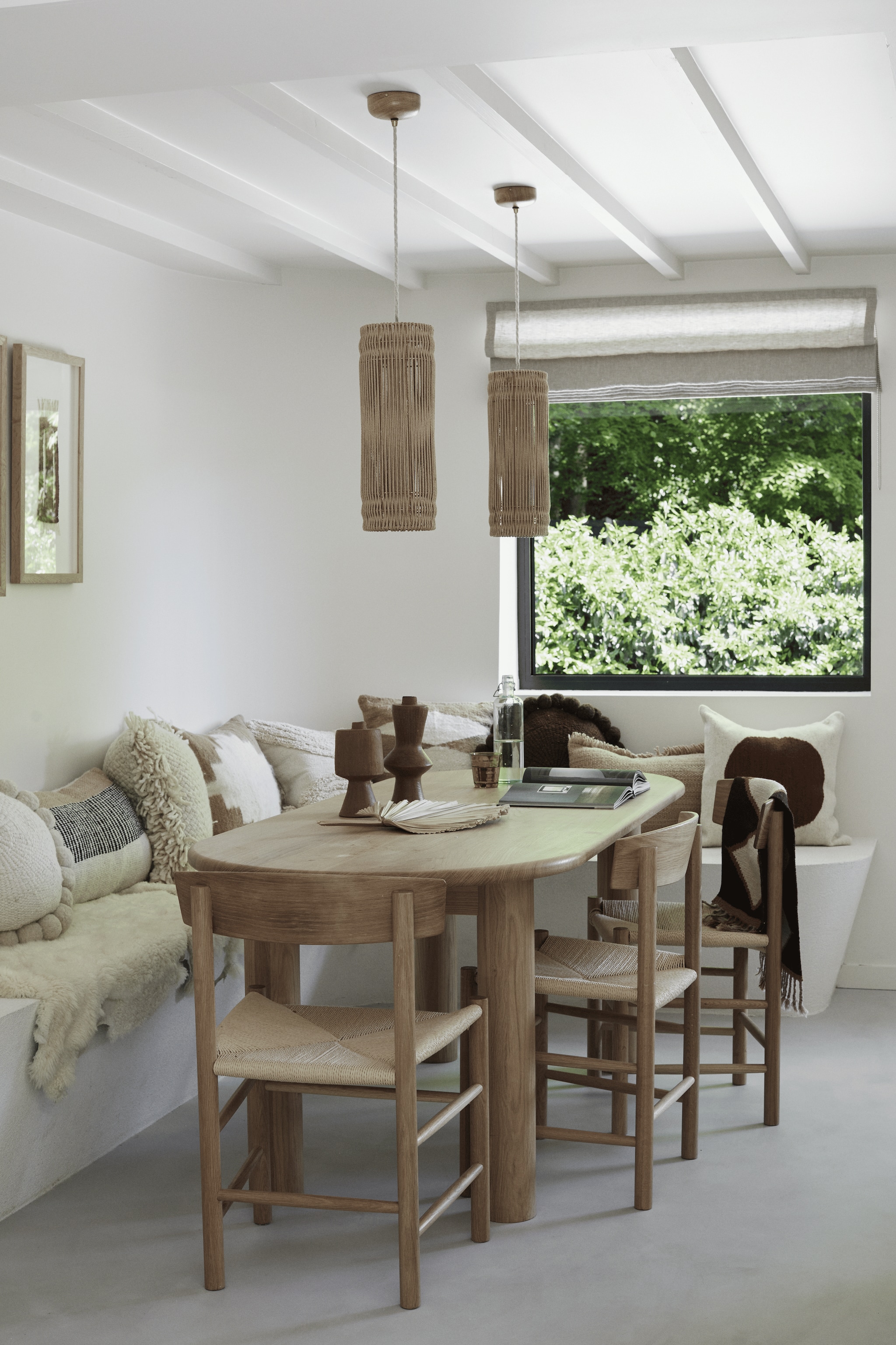 Kussens Pampa en By Mölle. Tafel Galvin Brothers. Stoelen Garden Trading. Hanglampen Charlotte Packe Studio. vtwonen Landelijk 05-2026 | fotografie Brent Darby | productie Living Inside