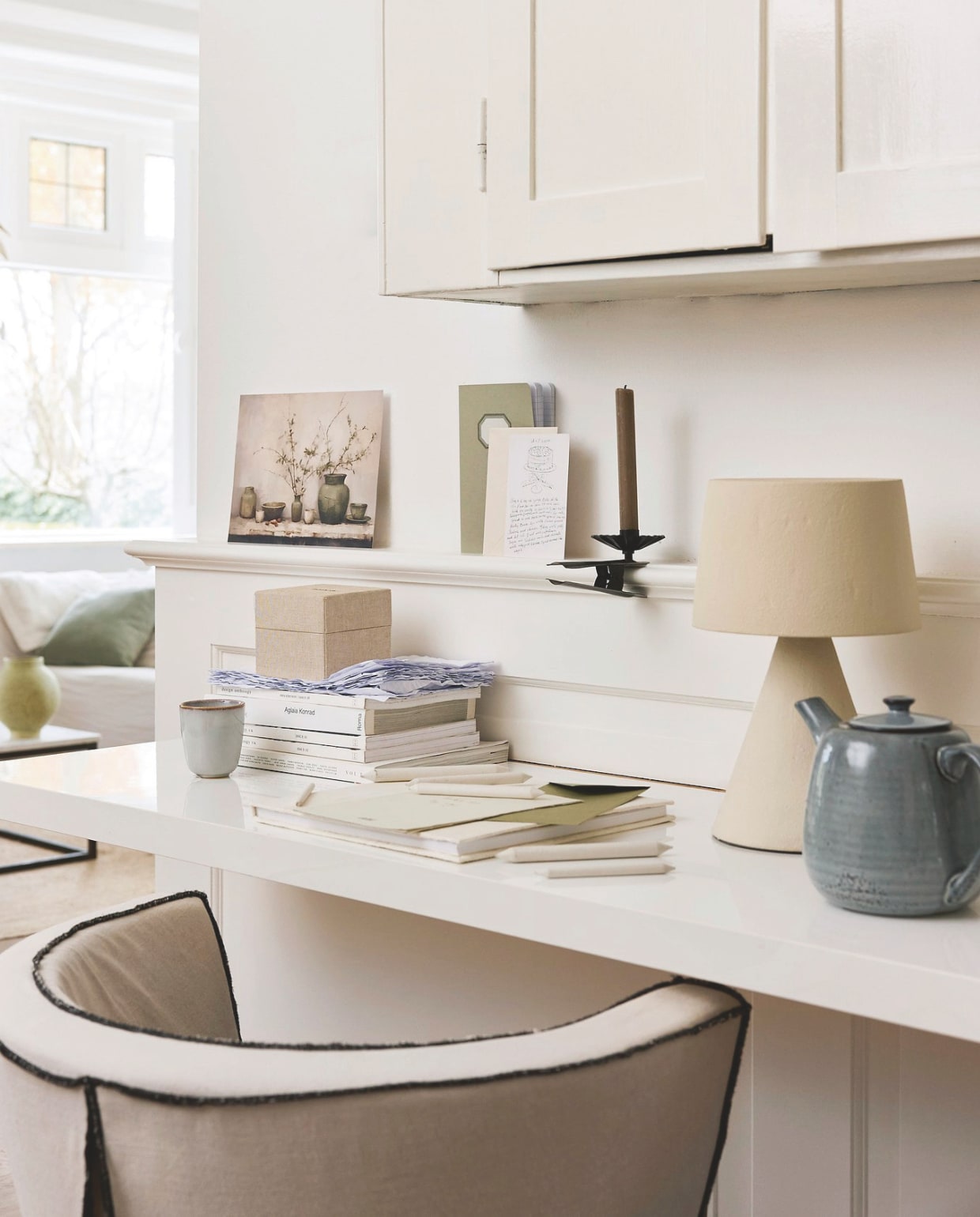 Urban Nature Culture tafellamp Luce, keramiek, wit, 18,5x33 cm (bxh) € 139,-, vaas Heron Green Bay, keramiek, groen € 62,99 (shop.vtwonen.nl).  Gervasoni stoel Gray, linnen, 65x54x70 cm (bxdxh) € 815,- (gervasoni1882.com). Olino Paperworks gastenboek, wit € 24,50 (olinopaperworks.com). Broste Copenhagen theepot Nordic, aardewerk, sea € 49,- (brostecopenhagen.com). Dille & Kamille schrift, groen € 4,95, beker, steengoed, grijs € 4,95 (dille-kamille.nl). Overig privébezit. vtwonen Landelijk | styling Sanne Ketelaar | fotografie Alexander van Berge