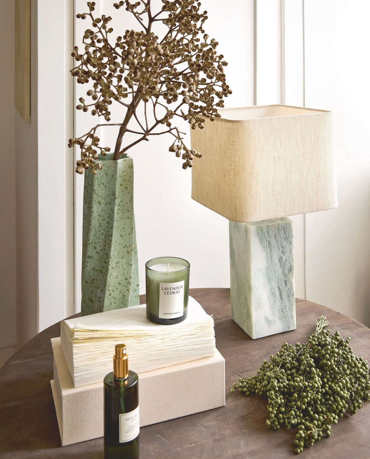 Aura Peeperkorn tafel, hout, prijs op aanvraag (aurapeeperkorn.nl). Urban Nature Culture vaas Spille, keramiek, groen € 64,99, kandelaar Sisi, keramiek, zand € 19,99, tafellamp Suvi, keramiek en linnen, groen met wit € 269,- (shop.vtwonen.nl). H&m Home geurkaars in glazen houder, groen€ 9,99, interieurparfum € 12,99 (hm.com). Overig privébezit. vtwonen Landelijk 02-2026 | styling Sanne Ketelaar | fotografie Alexander van Berge