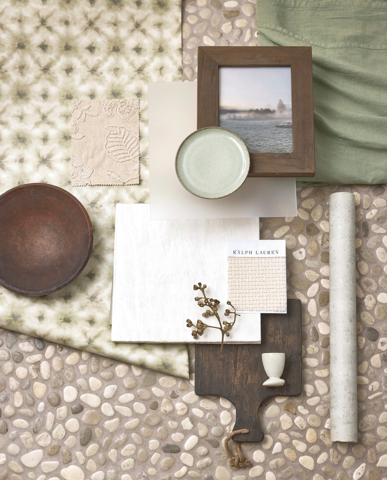 Bonsoirs tafellaken, katoen, zachtgroen € 95,- (bonsoirs.com). Designers Guild behang Shibori Stone, non-woven, stone, 52 cm x 10 m, per rol € 152,-, sample stof Daphne Chalk, katoen en linnen, per meter € 258,-, Ralph Lauren stofstaal Arlberg Weave, crème, per meter € 220,- (wva.nl). Aura Peeperkorn snijplank, hout € 33,-, fotolijst, hout € 42,50 (aurapeeperkorn.com). Zara Homedessertbord antieke rand, porselein, groen € 6,99 (zarahome.com). Serax eierdop Out of Lines, aardewerk, gebroken wit € 10,50 (serax.com). Olino Paperworks gastenboek, papier, wit € 24,50 (olinopaperworks.com). Overig privébezit. vtwonen Landelijk 02-2026 | styling Sanne Ketelaar | fotografie Alexander van Berge