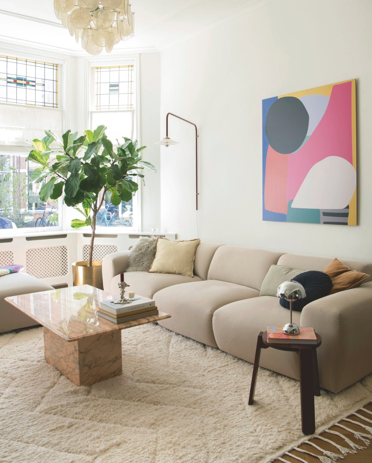 Vloerkleed Marokkaans berberkleed. Bank Cosy sofa van Studio Henk. Hanglamp Marktplaats. Wandlamp Valerie Objects. Schilderij gekregen. Salontafel vintage via Very Vintage Interiors. Bijzettafel H&m Home. Tafellamp Flowerpot van &Tradition. Kussens Zara Home, H&m Home en Loods 5. Plant en bloempot Intratuin. Kandelaar Polspotten. vtwonen 01-2026 | styling Jasmijn Stegeman | fotografie Anke Leunissen