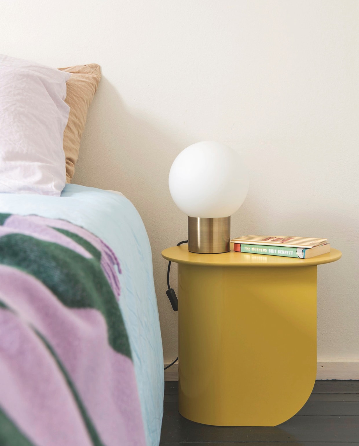 Vloerverf Railings van Farrow & Ball. Bijzettafel Fést. Plaid Klekks. Lamp Kwantum.  vtwonen 01-2026 | styling Jasmijn Stegeman | fotografie Anke Leunissen